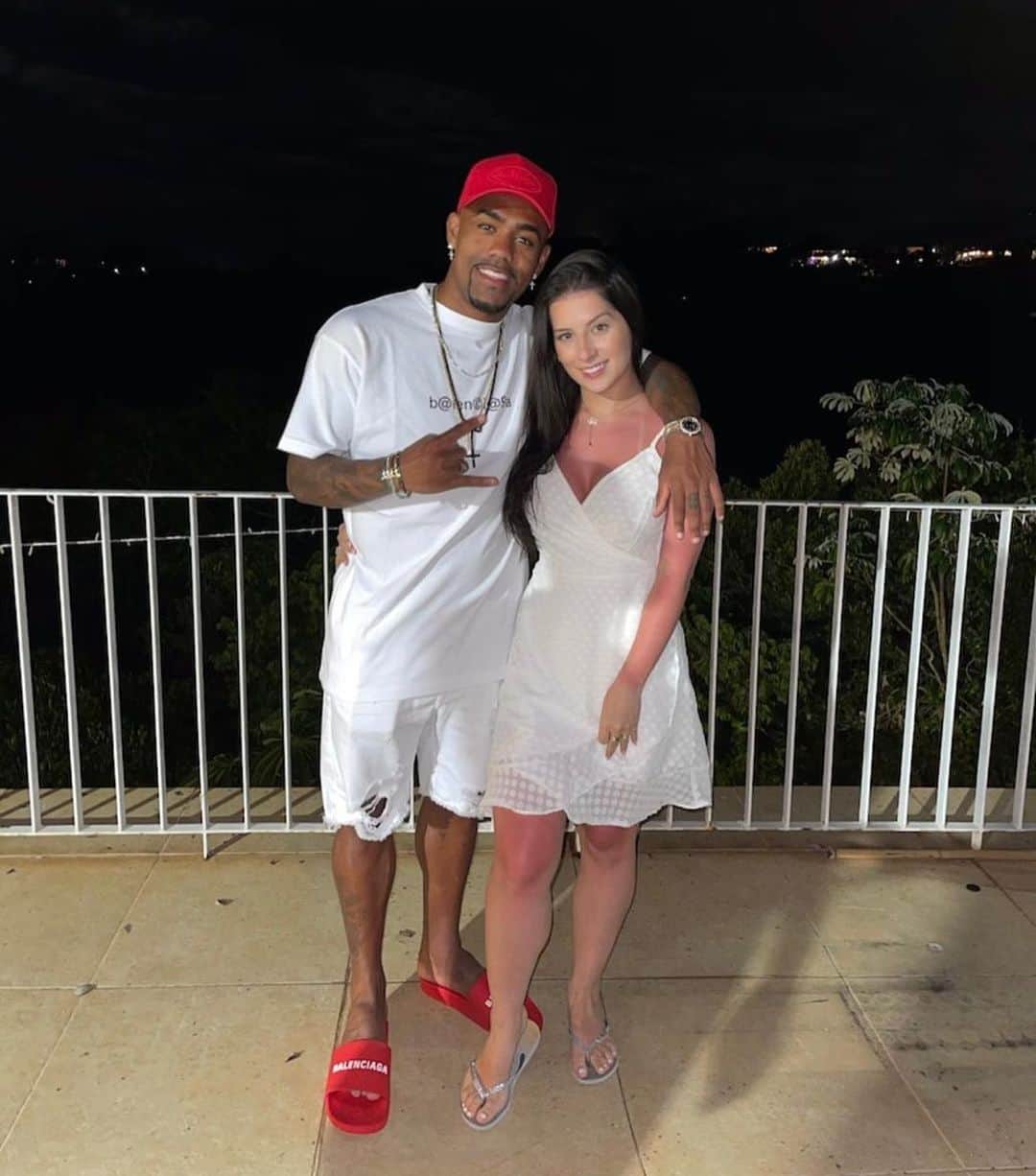 マウコム・フィリペ・シウヴァ・デ・オリヴェイラのインスタグラム：「Que Deus possa abençoar , dar saúde , paz & muito amor para todos , que 2021 seja um ano melhor para todos nós 🎉🎉🎉🎉  FELIZ ANO NOVO 🎉🤍❤️ #start2021」