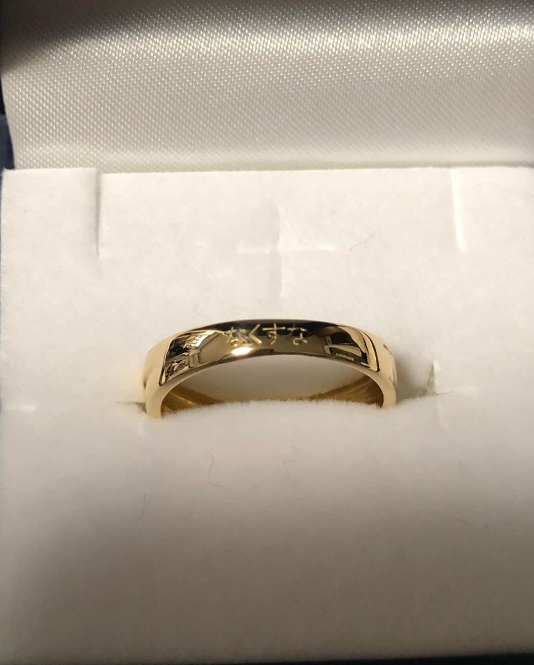 橘モニカさんのインスタグラム写真 - (橘モニカInstagram)「数ヶ月前に彼が結婚指輪をなくして、今日は結婚一年記念日だったから、同じ指輪を用意して、"なくすな"って彫ってもらった。 ジョークでプロポーズをしようとしたけど、丁度いいタイミングに車が来た… So, he lost his wedding ring a few months ago and today was our one year anniversary so I prepared the same ring and engraved “don’t lose it” on the side facing the palm.  I wanted to fake propose to surprise him but cars kept coming so... well, perfect timing.  . . . . #anniversary #ring #weddingring #fail #thenorthface #shiga #metasequoia #snow #love #newyear #結婚記念日 #ノースフェイス  #滋賀県 #メタセコイヤ #雪 #愛 #結婚指輪」1月1日 23時22分 - monikatachibana