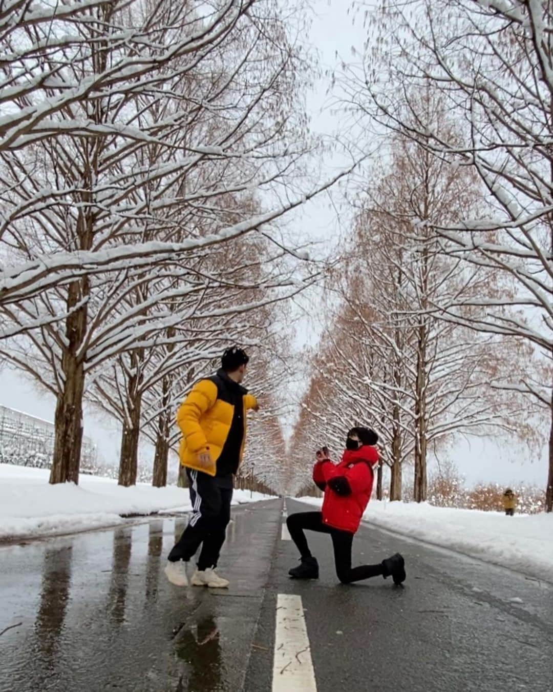 橘モニカさんのインスタグラム写真 - (橘モニカInstagram)「数ヶ月前に彼が結婚指輪をなくして、今日は結婚一年記念日だったから、同じ指輪を用意して、"なくすな"って彫ってもらった。 ジョークでプロポーズをしようとしたけど、丁度いいタイミングに車が来た… So, he lost his wedding ring a few months ago and today was our one year anniversary so I prepared the same ring and engraved “don’t lose it” on the side facing the palm.  I wanted to fake propose to surprise him but cars kept coming so... well, perfect timing.  . . . . #anniversary #ring #weddingring #fail #thenorthface #shiga #metasequoia #snow #love #newyear #結婚記念日 #ノースフェイス  #滋賀県 #メタセコイヤ #雪 #愛 #結婚指輪」1月1日 23時22分 - monikatachibana