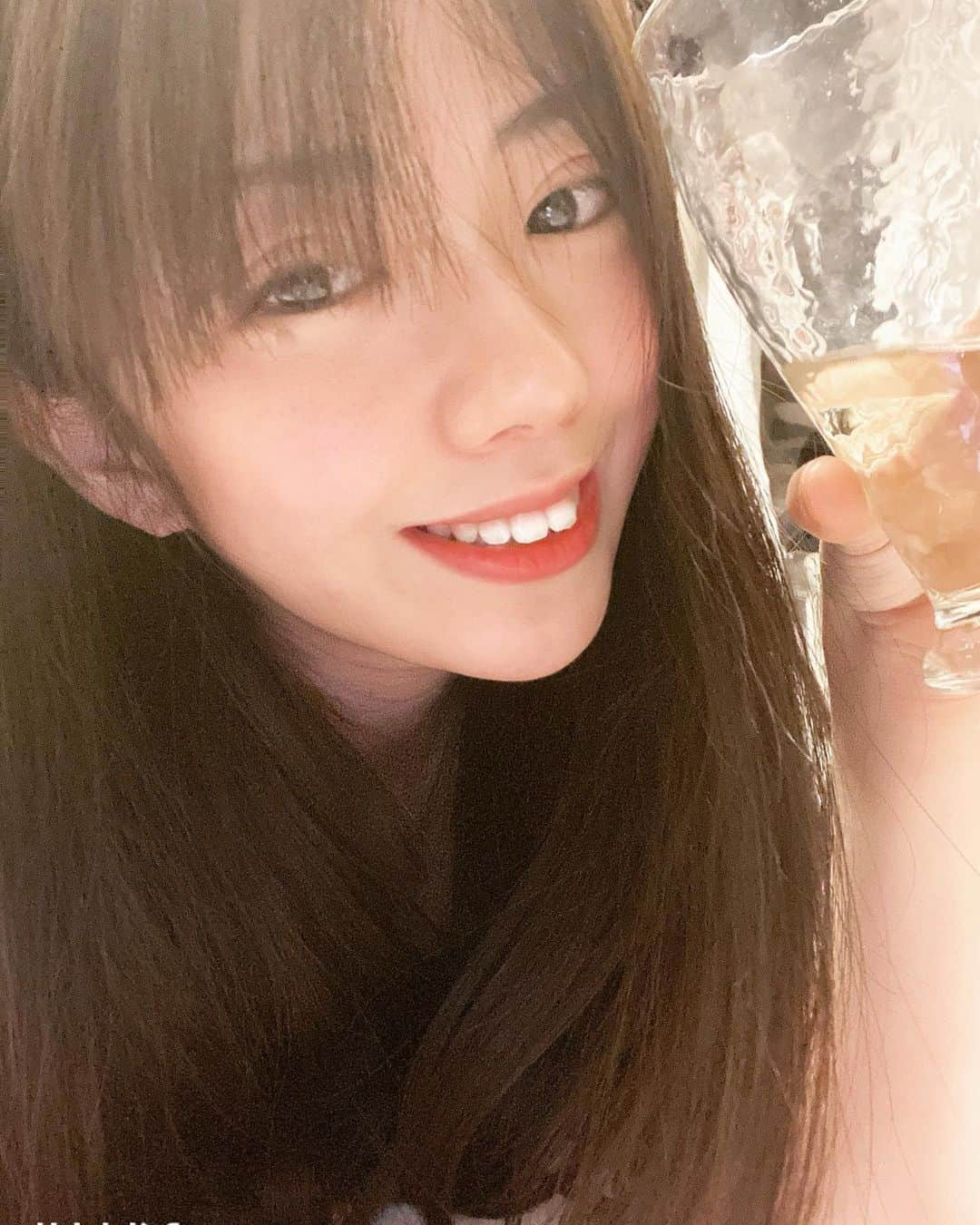 赤嶺星奈のインスタグラム：「HAPPY NEW YEAR 2021  今年はハイボール飲みまくって始まりました👏角瓶半分飲んだ！笑 今年もお酒飲みまくりまーす👏笑  今年の目標は決まらなかったから、 やりたい事をやりたい時に。 思いたったらすぐ行動。 去年より更に行動力をあげよー コロナさん早く消えて下さい🙏  #2021 #今年の目標 #行動力アップ」