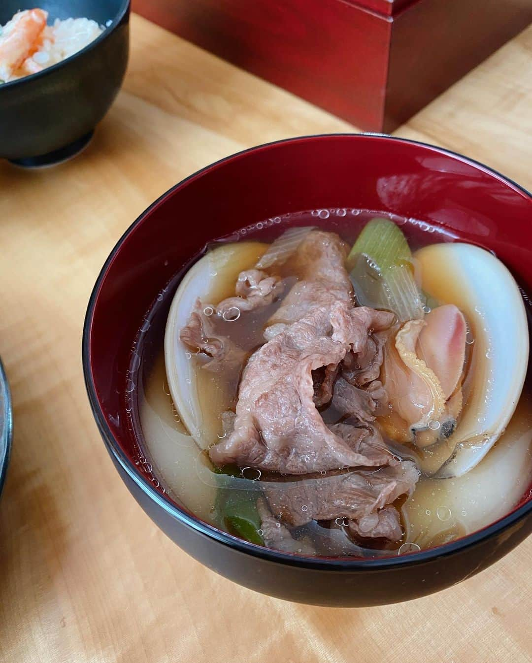 田中里奈さんのインスタグラム写真 - (田中里奈Instagram)「🎍元日ごはん🎍  昨日お腹いっぱいで食べそびれた年越し蕎麦を今日食べる、という荒技に。 今年は中華のお節も頼んだので、今夜は餃子も並ぶフリースタイルなお正月ご飯です。  そして、元日の朝に絶対欠かせないのがお雑煮🍲 思い出たっぷりのお雑煮の味、食べるとエネルギーが補充される感覚。もちろんお父さん（我が家のお雑煮係はお父さん）が作るのが一番だけど、私の作るのも最近は負けてない気がする✊  そんな田中家のお雑煮は、甘〜いお醤油ベースに、牛肉、ハマグリ、長ネギが定番。 焼かずに茹でた丸餅を入れて食べます。 牛肉とハマグリ、長ネギ、それそれのお出汁がきいてて本当に美味しいんだ〜。 毎年記憶を頼りに味見しながら作ってるので、そろそろちゃんとレシピ化したいところ。 あんまりよその家のお雑煮食べたことないけど、きっと同じ地域でも家によって味も具材も違うよね。 人の家のお雑煮の話を聞くのがお正月のささやかな趣味だったりします。  朝ごはんを食べながら昼ごはんを思い、昼ごはんを食べながら夜ご飯を思い、夜ご飯を食べながら明日のご飯を思う。 そして遠く離れてる家族やいとことやりとりしながら一日が終わっていく。そんなお正月。平和だ…！  #たなかご飯 #お正月料理 #お節料理 #お雑煮 #2021」1月1日 23時25分 - tanakaofficial