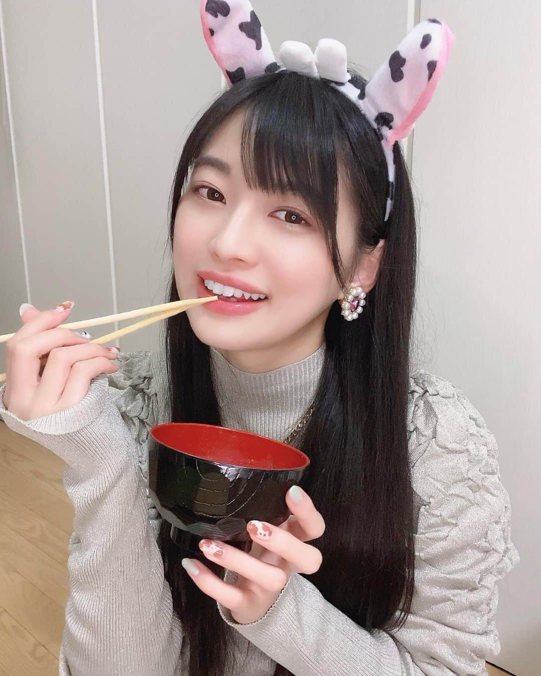 藤田いろはのインスタグラム：「あけましておめでとうございます🎍✨﻿ 今年もよろしくお願いします🐄💗﻿ ﻿ ﻿ ﻿ ﻿ ﻿ 彼女と一緒に年越ししたに使ってもいいよ🤔﻿(急いで写真撮ったらお椀の持ち方変だったごめん) みんなはもうお餅食べたのかな？﻿ 私の地域は四角い餅だけど、みんなはどんなお餅ー？﻿ ﻿ ﻿ ﻿ ﻿ ﻿ ﻿ ‪#藤田いろは#グラビア#gravure #japanesegirl #レースクイーン#tokyo  #l4l #aziangirl  #뷰티스타그램  #cosplay #黒髪ロング#소통해요#셀스타그램#モデル #model #그라비아 #日本的 #明けましておめでとうございます #今年もよろしくお願いします　#新年のご挨拶 #2021年もよろしくお願いします #おうちデート #🐄 #丑年 #丑年ネイル #お餅 #彼女感 #彼女とデートなうに使っていいよ #ootd #liquem」