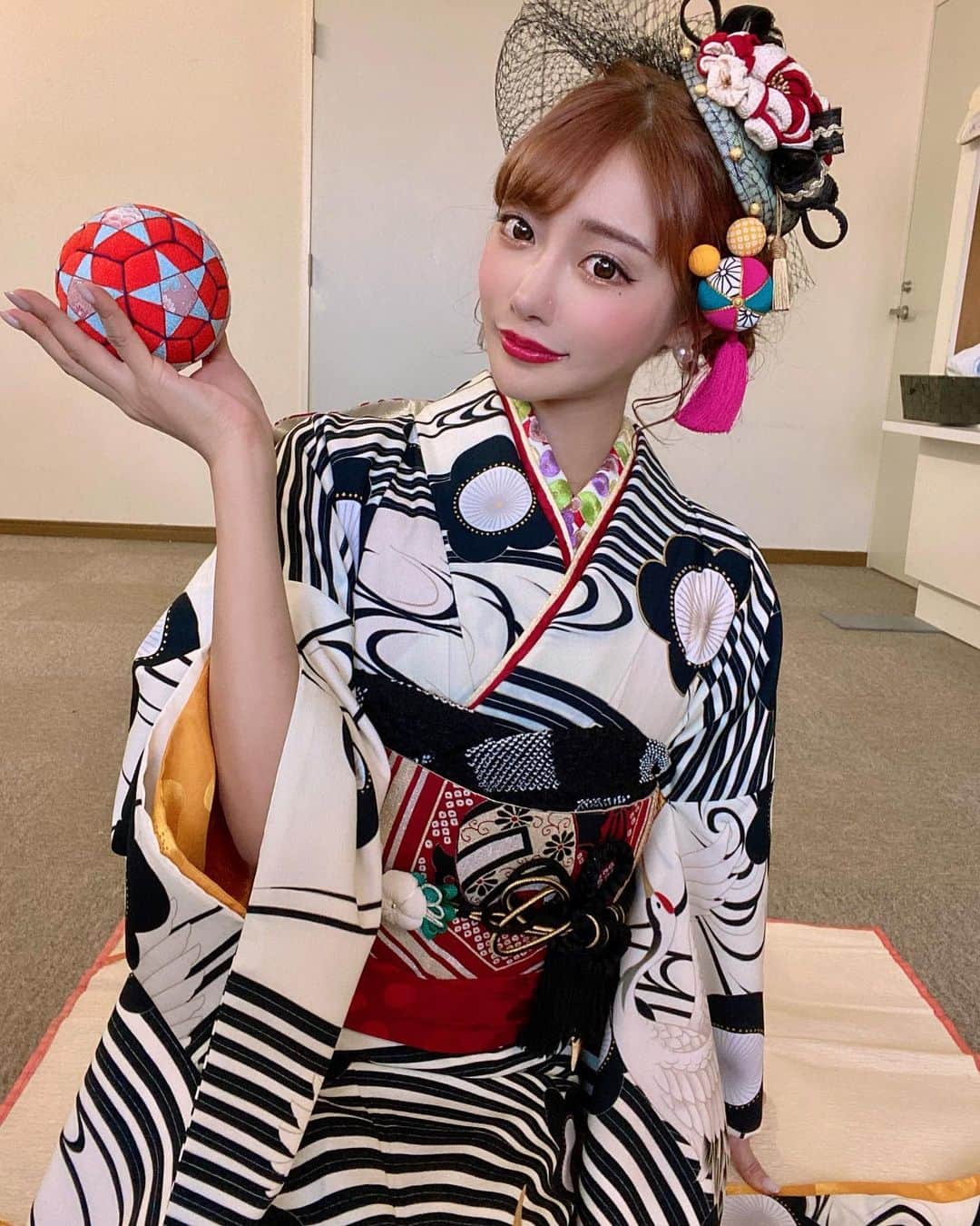 明日花キララのインスタグラム：「2021.1.1🎍 皆様明けましておめでとうございます。 2020年はたくさん辛いこともありましたが、その分みんなの大切さや温かさを改めて感じた一年でした。 2021年もひとつひとつ大事に楽しみながら皆様と一緒に成長していき笑顔と元気をたくさん届けたいです！ . 今年もどうぞ宜しくお願い致します🐮❤︎ 皆さまにとって幸せな一年になりますように..🎌🤍」