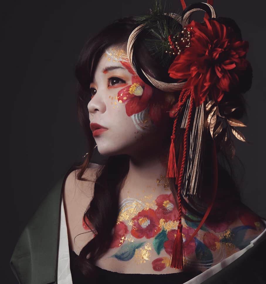 のインスタグラム：「Happy New Year! May this be a happy and fruitful year.  #兼田玲菜 #令和 #新年 #殺陣 #happynewyear  #flower #art #paint #sword #action #picture #congratulation #tokyo #japan #tokyo2020 #performance #samurai #instagram #殺陣師 #荻島怜」