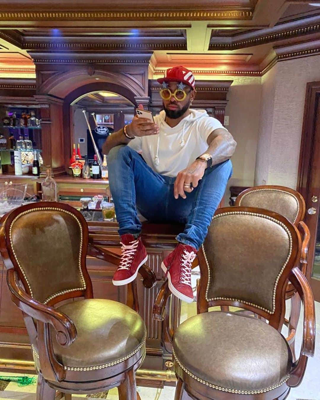ホセ・レイエスのインスタグラム：「Desde el barrio soñé  con ser grande y llegar a la luna🎁🎁🎁🐐🐐✅」