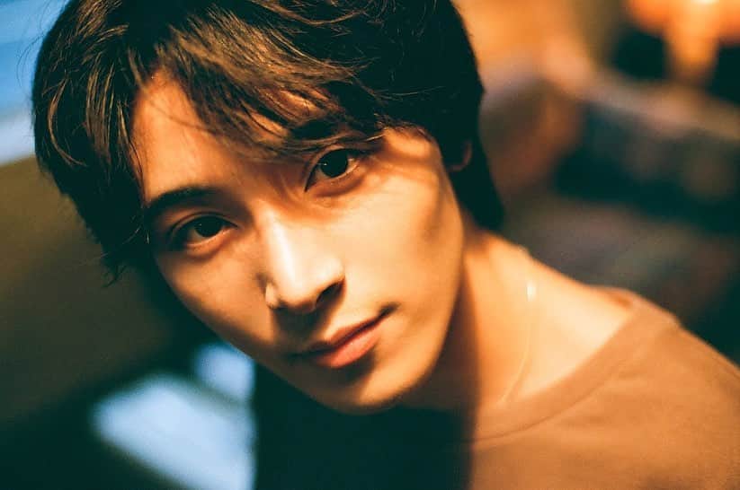 高橋龍之介のインスタグラム：「明けましておめでとうございます！  今年2021年は飛躍できるよう沢山の方にもっと知って頂ける様、日々精進して頑張りたいと思います！  そして僕もみなさんも昨年より良い事がありますように  今年も応援してくれたら幸です よろしくお願いします！  2021宜しくお願い致します」