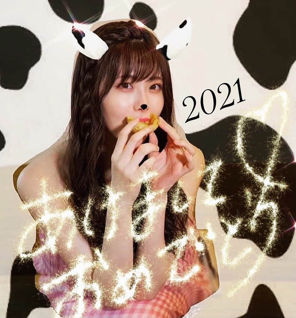 谷真理佳のインスタグラム：「年賀状🐮﻿ あけましておめでとうございます🌅✨﻿ 2021年は人としてスキルアップできる一年に。﻿ 魅力的な人になれるよう、物事を楽しみながら 何事にも努力したいと思います✨ そして世界が、皆様が、 健康で笑顔な一年になることを願ってます。 2021年もよろしくお願いします！ #happynewyear」