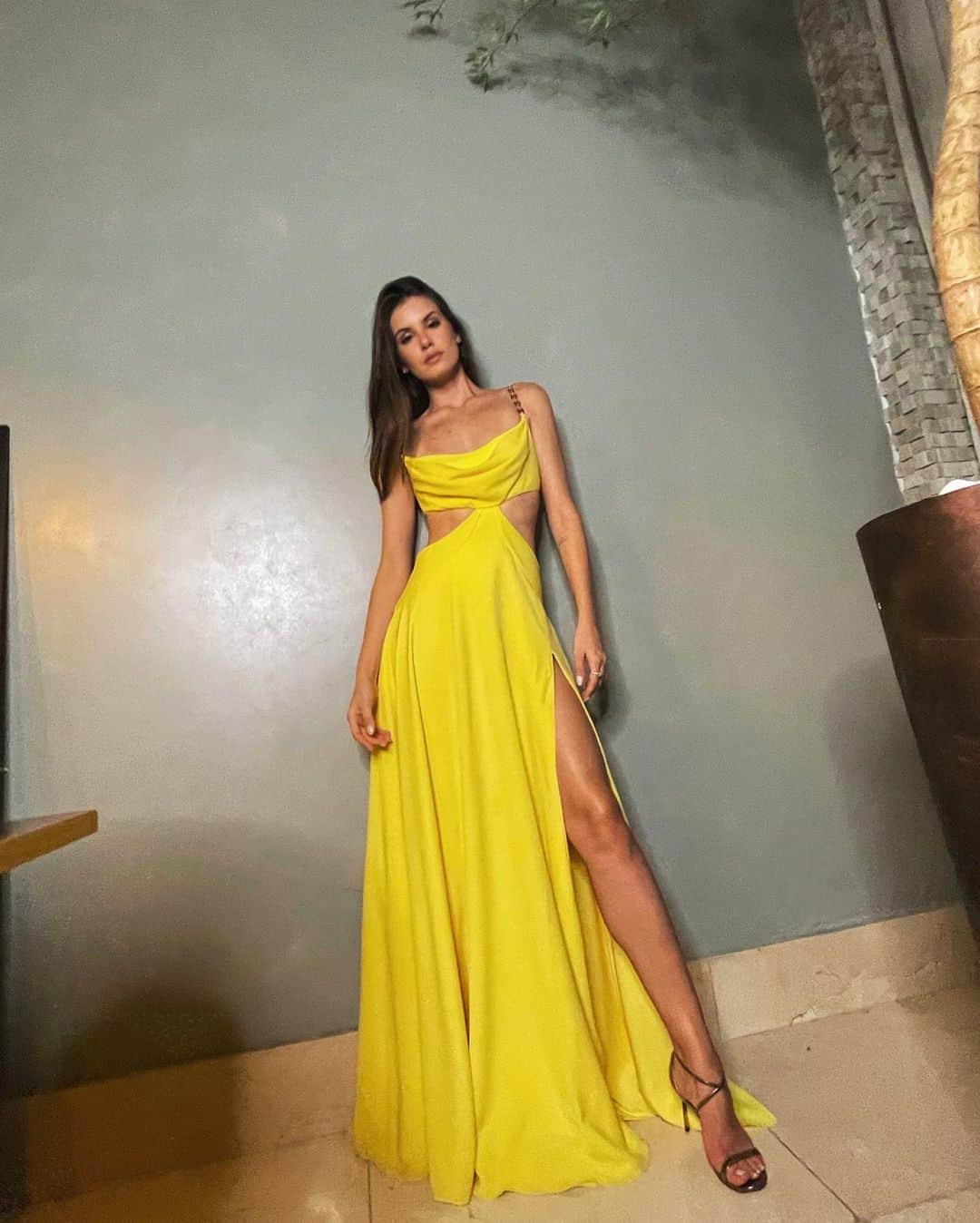 Camila Queirozのインスタグラム：「Vem 2021 ✨💛 Muita luz, sabedoria e paz para os nossos corações!」