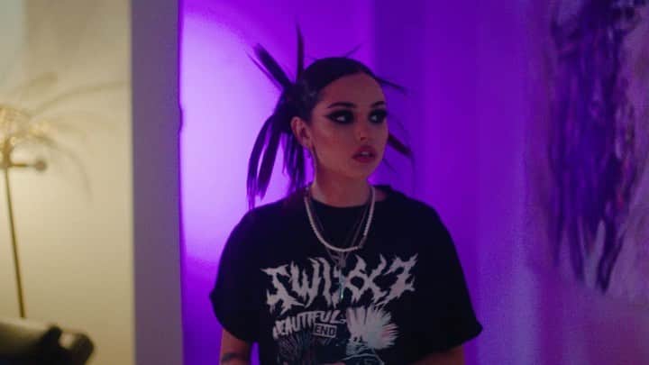 のインスタグラム：「watch KNIFE UNDER MY PILLOW 1/6 🖤🔪 Pre Add / Pre Save “PARANOIA” EP link in my bio! sorry for the wait hehe」