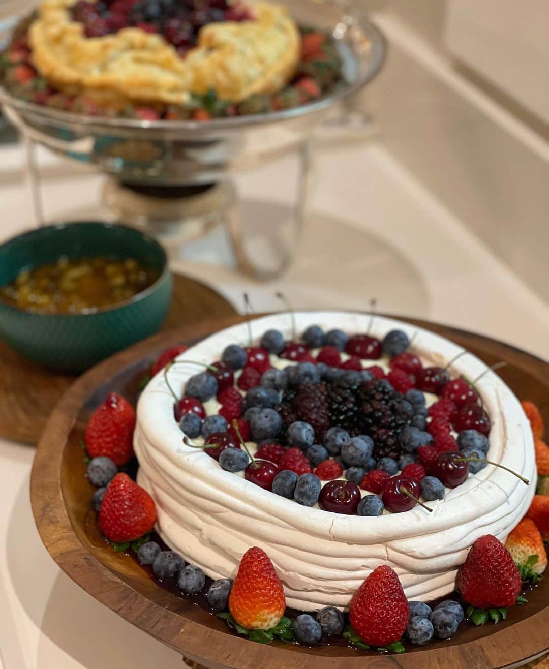 Glam4Youのインスタグラム：「Um pouco da orgia gastronômica que foi nosso Réveillon e Natal em casa, by @delikatessenbuffet  mesa @mameg_home」