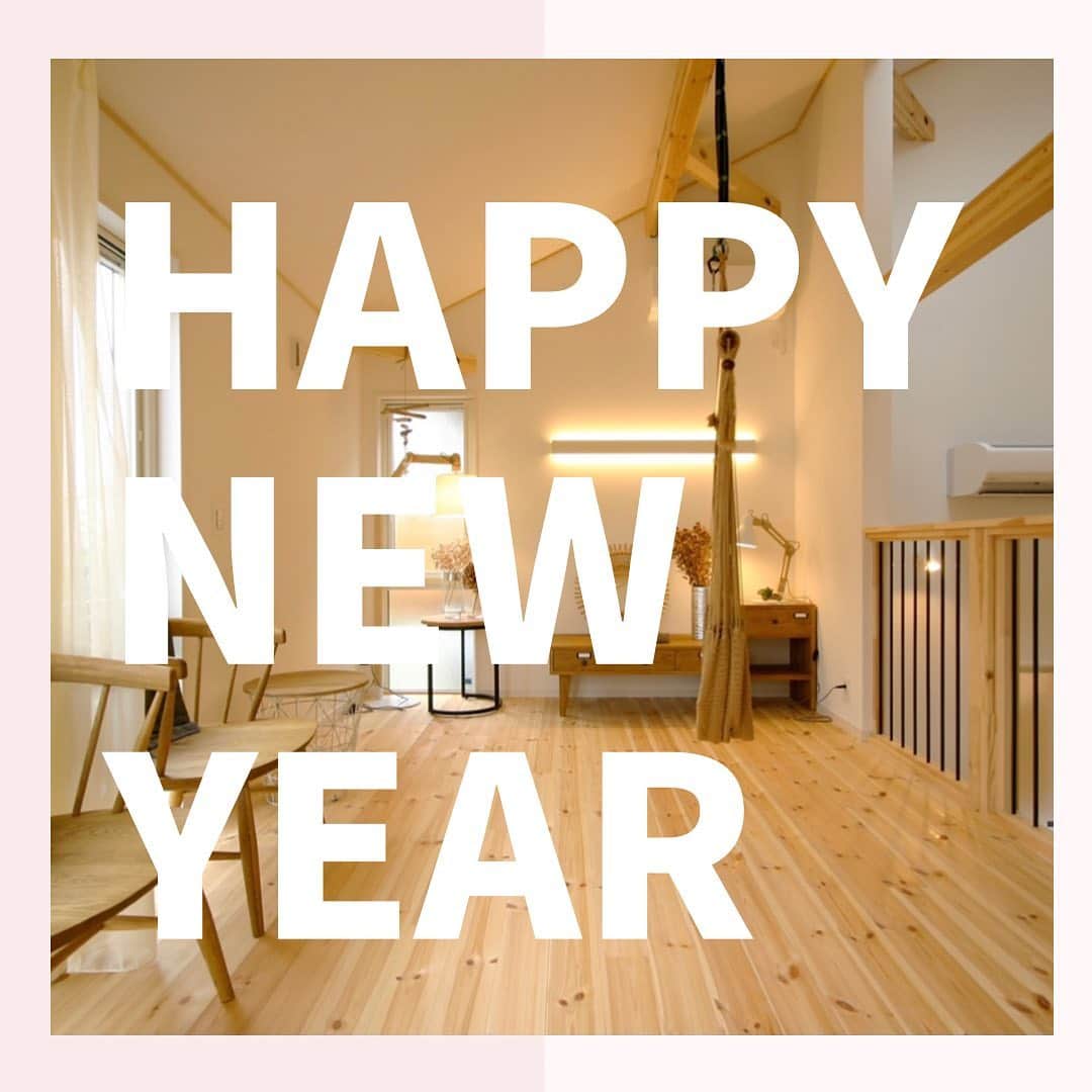 ネキストホームのインスタグラム：「Happy New Year !  その他の施工事例は　@nexthausdesign1947 からホームページへ行ってチェックしてください  この#施工例 は #スキップフロア の家 #BinO #BCRAFT 本体価格：1582万円（税別）から  ・ - - - - - - - - - - - - - - - - - - - - - ・ 時を超えた、 新しいスタンダード。 #NEXTHAUSDESIGN ・ - - - - - - - - - - - - - - - - - - - - - - - - - - - - more photos → @nexthausdesign1947 - - - - - - - - - - - - - - - - - - - - - - - - - - - - ・ #ネクストハウスデザイン は心地よい#木の家 をお客様と一緒につくる#木造 の#注文住宅 を中心とした、創業1947年に創業した#宇都宮市 の#工務店 です。 ・ 大手ハウスメーカー 等が推奨する、30年ごとに建て替える家ではなく、#無垢材 やモイス などの#自然素材 を使い、そのご家族の#暮らし 方に合わせた#心地よい暮らし をご提案しています。 ・ そんな#家づくり を実際に体感できる#モデルハウス がありますので、ぜひご見学ください。 ・ あなたの理想の#マイホーム の答えが私たちの#家づくり にあります。 ・ #新築 用の#土地探し から#住宅ローン 等の資金計画まで、DMやメール、お電話等でいつでもご相談ください。 ・ #マイホーム計画 中の方は、HPより資料請求して頂ければ、コンセプトブック等をお届けいたします。 ・ ↓のプロフィール欄からHPに移動できます。 ・ - - - - - - - - - - - - - - - - - - - - - @nexthausdesign1947 - - - - - - - - - - - - - - - - - - - - - ・ ・ 施工対応エリア ・ #栃木県 全域 #宇都宮市 #さくら市 #真岡市 #下野市 #日光市 など ・ 車で1時間以内の範囲を主に施工エリアとしていますが、それ以外の地域の方もお気軽にご相談ください。 - - - - - - - - - - - - - - - - - - - - - このインスタの管理人は世界を変える住宅屋 @mizonobe です。 家づくりに関することも、そうで無いことも ご相談お待ちしてます！」