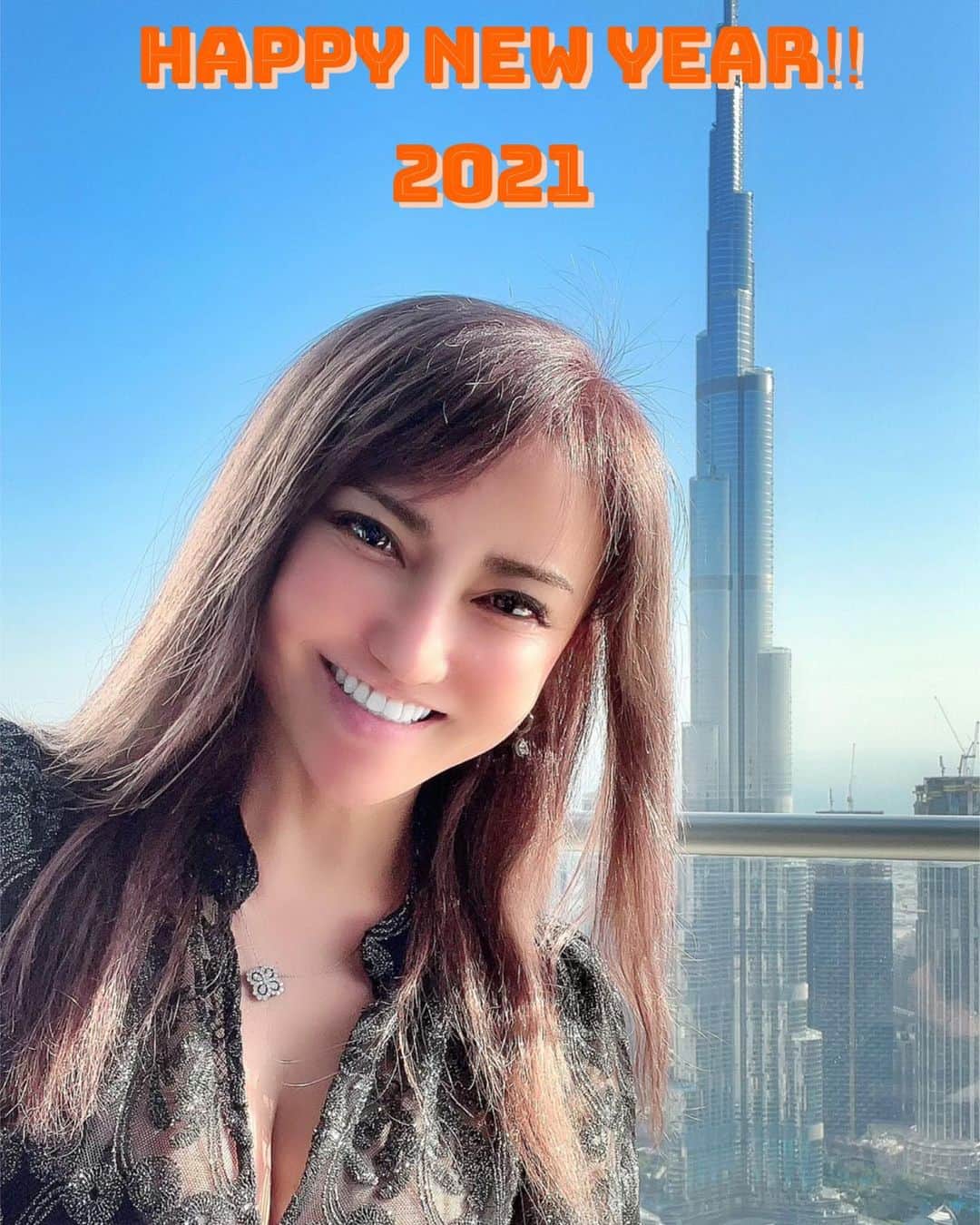 selfieneのインスタグラム：「#あけましておめでとうございます  #2021  #変化に強い タイプ #ドバイで年越し  #dubai  #ブルジュハリファ  #意外と涼しい」