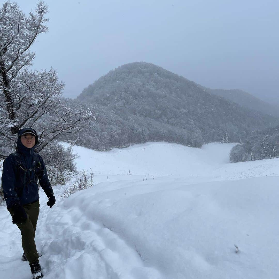 HBC北海道放送アナウンス部さんのインスタグラム写真 - (HBC北海道放送アナウンス部Instagram)「堀啓知です。 明けましておめでとうございます。 連続で失礼します。  昨年はマラソンやトレランの大会が中止になり、目標を持てず怠けてしまいました。 そんな自分への戒めも込めて、元日から藻岩山に登りました。 寒かった〜 今年もどうなるか見通せない状況ですが、準備だけはしっかりとしておこうと思います。 目標の持てる一年になりますように…  #元日 #マラソン #トレラン  #目標 #藻岩山 #冬山登山 #HBC #アナウンサー #堀啓知」1月1日 23時51分 - hbc_announcer