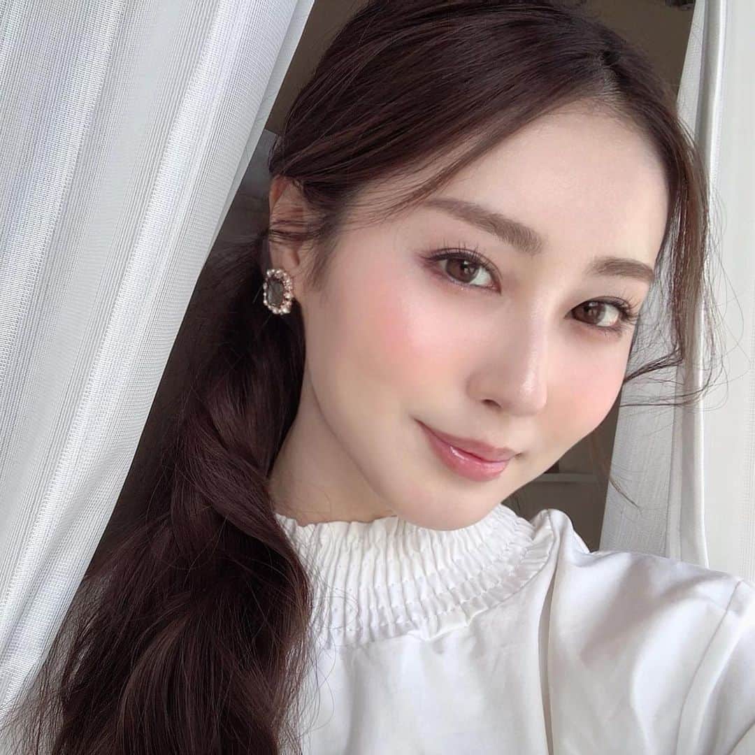 八尋莉那のインスタグラム：「新年明けましておめでとうございます🎍 本年も宜しくお願い申し上げます。  皆様のこの一年が健やかで沢山の幸福が訪れる一年でありますように🥰」