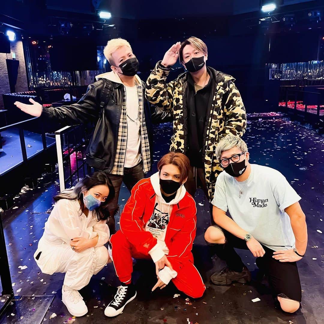 のインスタグラム：「HAPPY NEW YEAR 2021!!!🥳✨﻿ あけましておめでとうございます！﻿ 今年はもっともっとクラブやフェスでみんなと騒ぎたいです。﻿ 止まらないように、突っ走ります。﻿ 今年もよろしく！！👍🔥﻿ ﻿ #元旦朝方DJのみんなと撮った写真がナントカ戦隊っぽくて好き」