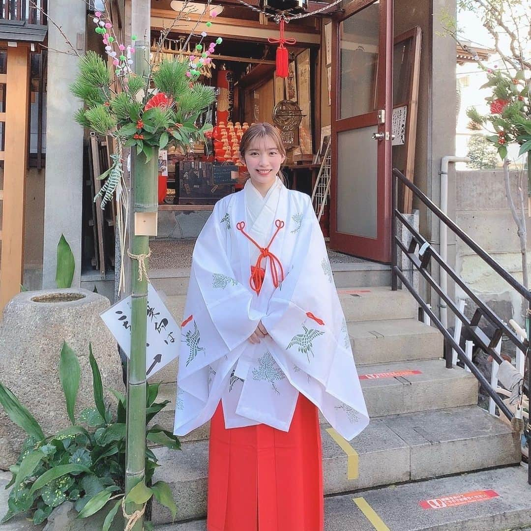 伊藤梨沙子のインスタグラム：「あけましておめでとうございます🎍 今年は 元旦巫女さんをやらせて頂きました♪ 幸先良さそうでしょ☺️？ ここのお寺には大変お世話になっていて気づけば巫女さん6年目😳 お正月早々晴れやかな気持ちになりました✴︎  今年は皆様に沢山の笑顔と幸せが 訪れますように！！  　  #お寺巡り#大黒天#大黒様 #巫女さん#七福神巡り#巫女服 #元旦🎍#」