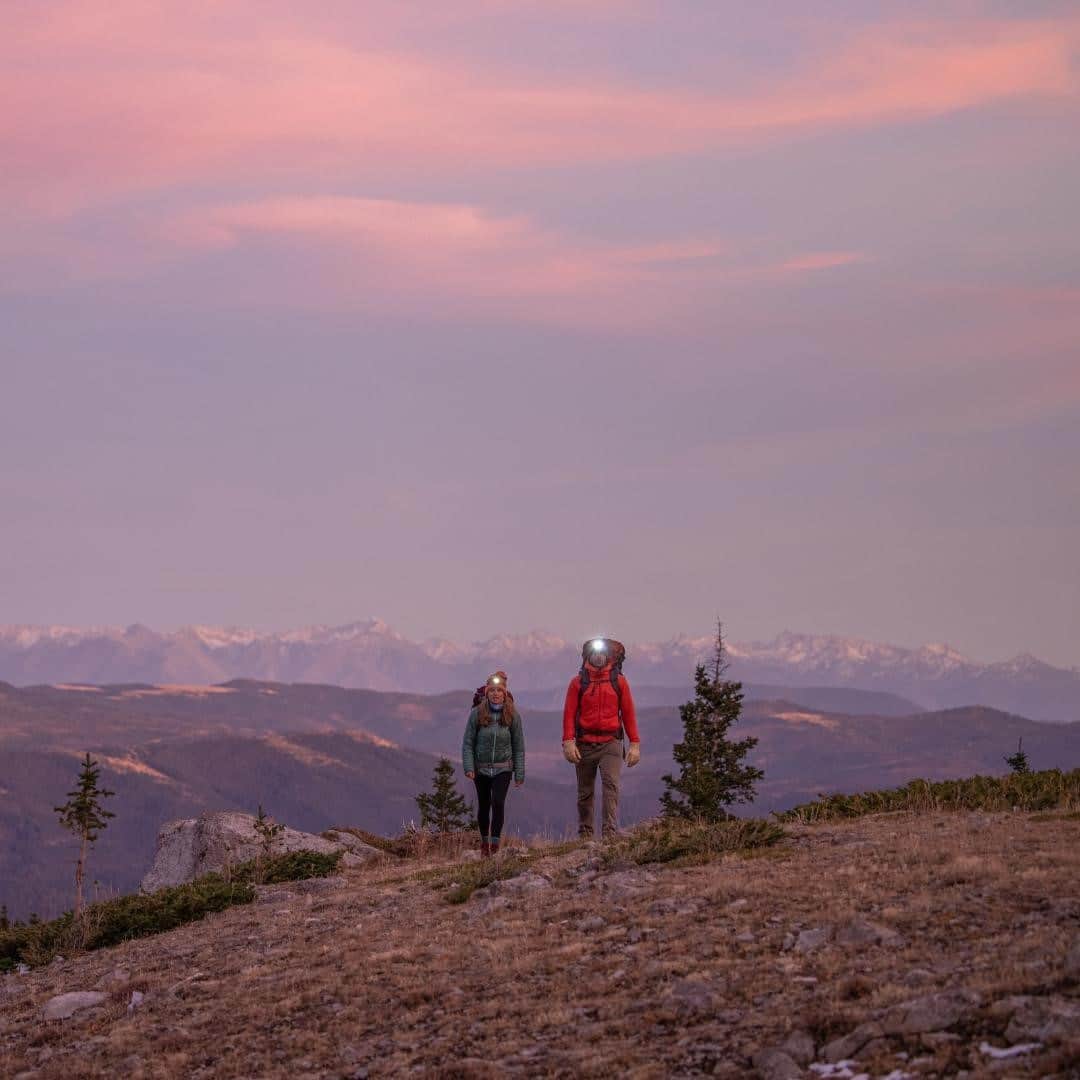オボズのインスタグラム：「There is nothing that you can't hike out.⠀ Here's to an early morning, a new adventure, and space to roam.⠀ Hello 2021.⠀ .⠀ .⠀ .⠀ .⠀ #truetothetrail #obozfootwear #hiking #adventure #newyear」