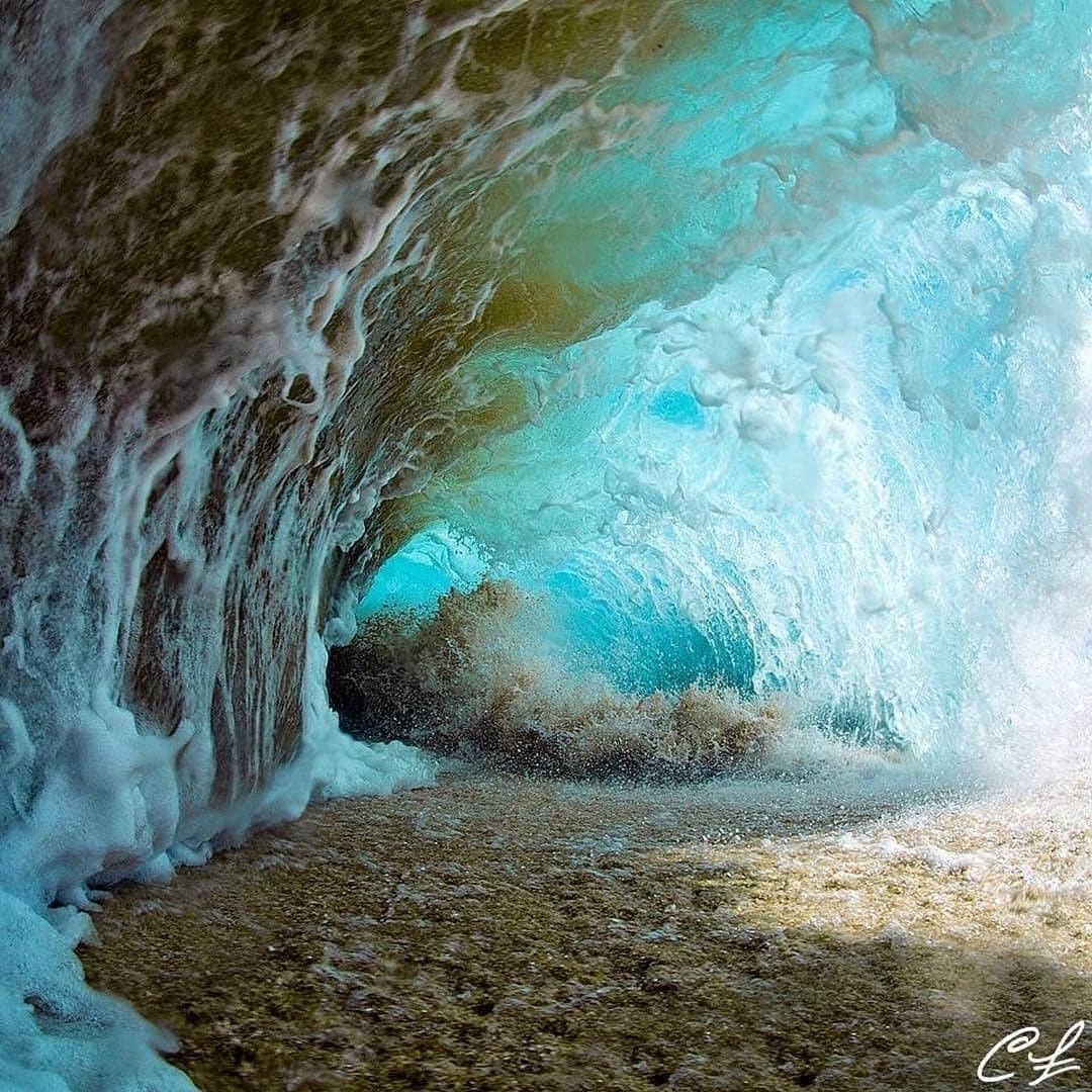 Discover Earthさんのインスタグラム写真 - (Discover EarthInstagram)「SHOREBREAKS (Hawaii) 🌊 Shorebreak is an unpredictable and dangerous ocean condition when waves break directly on land. Shorebreaking can occur when there is a rapid transition from deep to shallow water. Its powerful energy can cause anyone to fall into the water and push them into the hard sand or sharp rocks and coral at the bottom of the ocean, especially in shallow water. This can cause serious head, neck and spinal cord injuries, as well as injuries to the extremities.  Shorebreaks are inherently dangerous, typically with rip currents, a shallow sand bottom, backwash and, of course, powerful waves. But danger is also its allure. Shorebreaks offer moments of intense thrill: vertical takeoffs, thick tubes and spectacular wipeouts. If you're good, you may be able to get one maneuver in. If you're lucky, you may even make the wave. But don't count on it--taking dirty lickings comes with the territory.  Hawaii has been blessed with many good shorebreaks scattered throughout the island chain. If there isn't a good open ocean swell sweeping through the islands, the trades can be counted on to produce a wind swell on the eastern shores.  🇺🇸 #discoverHawaii with  @clarklittle via @geomorphological_landscapes  . . . . .  #hawaii  #oahu  #aloha ​#hawaiistagram ​#hawaiilife ​#honolulu ​#ハワ ​#hawaiiunchained ​#luckywelivehawaii ​#hilife ​#venturehawaii ​#glimpseofhawaii ​#waikiki  #hawaiian ​#alohaoutdoor ​#lethawaiihappen ​#ig_oahu ​#luckywelivehawaii ​#alohabone ​#hawaiitan ​#righteoushawaii  #paradise  #surf  #shorebreak  #oceanminded_arts  #bodyboard  #surfphotography  #wave」1月2日 0時00分 - discoverearth