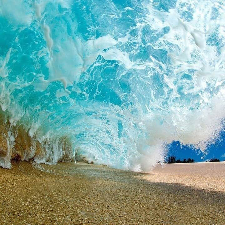 Discover Earthさんのインスタグラム写真 - (Discover EarthInstagram)「SHOREBREAKS (Hawaii) 🌊 Shorebreak is an unpredictable and dangerous ocean condition when waves break directly on land. Shorebreaking can occur when there is a rapid transition from deep to shallow water. Its powerful energy can cause anyone to fall into the water and push them into the hard sand or sharp rocks and coral at the bottom of the ocean, especially in shallow water. This can cause serious head, neck and spinal cord injuries, as well as injuries to the extremities.  Shorebreaks are inherently dangerous, typically with rip currents, a shallow sand bottom, backwash and, of course, powerful waves. But danger is also its allure. Shorebreaks offer moments of intense thrill: vertical takeoffs, thick tubes and spectacular wipeouts. If you're good, you may be able to get one maneuver in. If you're lucky, you may even make the wave. But don't count on it--taking dirty lickings comes with the territory.  Hawaii has been blessed with many good shorebreaks scattered throughout the island chain. If there isn't a good open ocean swell sweeping through the islands, the trades can be counted on to produce a wind swell on the eastern shores.  🇺🇸 #discoverHawaii with  @clarklittle via @geomorphological_landscapes  . . . . .  #hawaii  #oahu  #aloha ​#hawaiistagram ​#hawaiilife ​#honolulu ​#ハワ ​#hawaiiunchained ​#luckywelivehawaii ​#hilife ​#venturehawaii ​#glimpseofhawaii ​#waikiki  #hawaiian ​#alohaoutdoor ​#lethawaiihappen ​#ig_oahu ​#luckywelivehawaii ​#alohabone ​#hawaiitan ​#righteoushawaii  #paradise  #surf  #shorebreak  #oceanminded_arts  #bodyboard  #surfphotography  #wave」1月2日 0時00分 - discoverearth