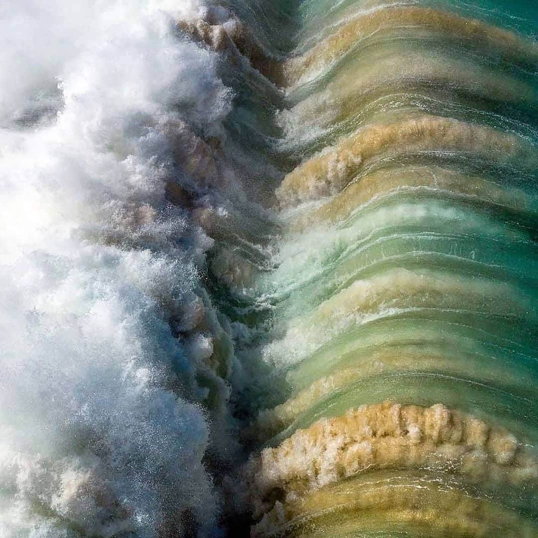 Discover Earthさんのインスタグラム写真 - (Discover EarthInstagram)「SHOREBREAKS (Hawaii) 🌊 Shorebreak is an unpredictable and dangerous ocean condition when waves break directly on land. Shorebreaking can occur when there is a rapid transition from deep to shallow water. Its powerful energy can cause anyone to fall into the water and push them into the hard sand or sharp rocks and coral at the bottom of the ocean, especially in shallow water. This can cause serious head, neck and spinal cord injuries, as well as injuries to the extremities.  Shorebreaks are inherently dangerous, typically with rip currents, a shallow sand bottom, backwash and, of course, powerful waves. But danger is also its allure. Shorebreaks offer moments of intense thrill: vertical takeoffs, thick tubes and spectacular wipeouts. If you're good, you may be able to get one maneuver in. If you're lucky, you may even make the wave. But don't count on it--taking dirty lickings comes with the territory.  Hawaii has been blessed with many good shorebreaks scattered throughout the island chain. If there isn't a good open ocean swell sweeping through the islands, the trades can be counted on to produce a wind swell on the eastern shores.  🇺🇸 #discoverHawaii with  @clarklittle via @geomorphological_landscapes  . . . . .  #hawaii  #oahu  #aloha ​#hawaiistagram ​#hawaiilife ​#honolulu ​#ハワ ​#hawaiiunchained ​#luckywelivehawaii ​#hilife ​#venturehawaii ​#glimpseofhawaii ​#waikiki  #hawaiian ​#alohaoutdoor ​#lethawaiihappen ​#ig_oahu ​#luckywelivehawaii ​#alohabone ​#hawaiitan ​#righteoushawaii  #paradise  #surf  #shorebreak  #oceanminded_arts  #bodyboard  #surfphotography  #wave」1月2日 0時00分 - discoverearth