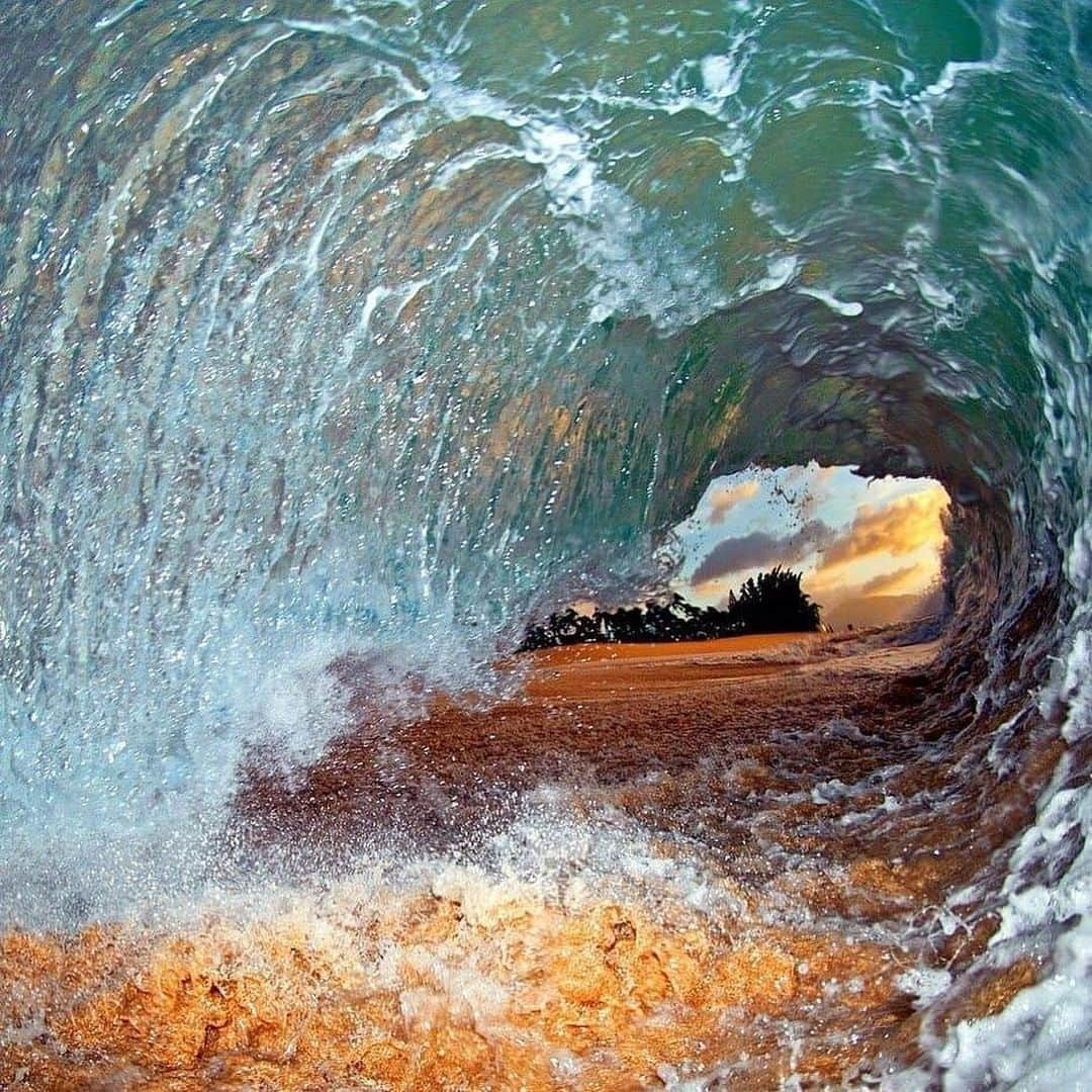 Discover Earthさんのインスタグラム写真 - (Discover EarthInstagram)「SHOREBREAKS (Hawaii) 🌊 Shorebreak is an unpredictable and dangerous ocean condition when waves break directly on land. Shorebreaking can occur when there is a rapid transition from deep to shallow water. Its powerful energy can cause anyone to fall into the water and push them into the hard sand or sharp rocks and coral at the bottom of the ocean, especially in shallow water. This can cause serious head, neck and spinal cord injuries, as well as injuries to the extremities.  Shorebreaks are inherently dangerous, typically with rip currents, a shallow sand bottom, backwash and, of course, powerful waves. But danger is also its allure. Shorebreaks offer moments of intense thrill: vertical takeoffs, thick tubes and spectacular wipeouts. If you're good, you may be able to get one maneuver in. If you're lucky, you may even make the wave. But don't count on it--taking dirty lickings comes with the territory.  Hawaii has been blessed with many good shorebreaks scattered throughout the island chain. If there isn't a good open ocean swell sweeping through the islands, the trades can be counted on to produce a wind swell on the eastern shores.  🇺🇸 #discoverHawaii with  @clarklittle via @geomorphological_landscapes  . . . . .  #hawaii  #oahu  #aloha ​#hawaiistagram ​#hawaiilife ​#honolulu ​#ハワ ​#hawaiiunchained ​#luckywelivehawaii ​#hilife ​#venturehawaii ​#glimpseofhawaii ​#waikiki  #hawaiian ​#alohaoutdoor ​#lethawaiihappen ​#ig_oahu ​#luckywelivehawaii ​#alohabone ​#hawaiitan ​#righteoushawaii  #paradise  #surf  #shorebreak  #oceanminded_arts  #bodyboard  #surfphotography  #wave」1月2日 0時00分 - discoverearth