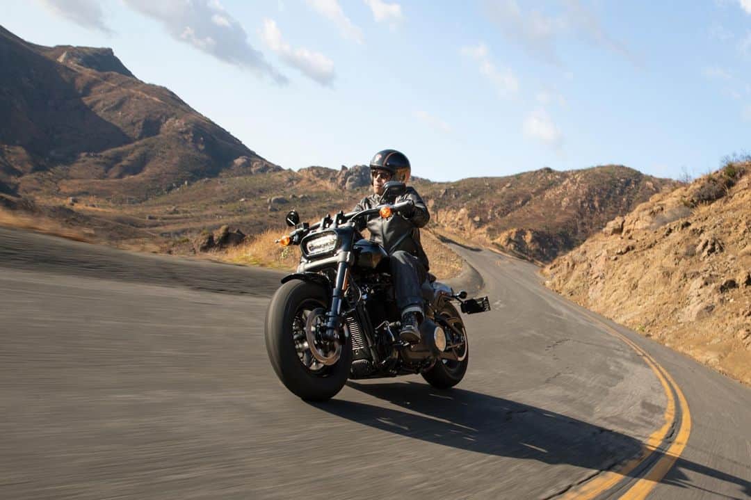 Harley-Davidsonさんのインスタグラム写真 - (Harley-DavidsonInstagram)「Cheers to a new year. Let’s celebrate new roads, new beginnings, and new adventures in 2021. #HarleyDavidson #FatBob #happynewyear」1月2日 0時01分 - harleydavidson