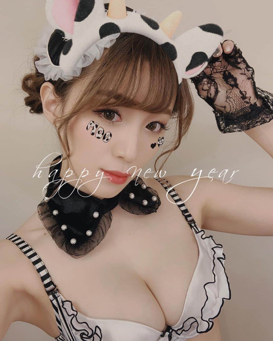 咲月美優のインスタグラム：「☽ . 2021年🐮🤍 あけましておめでとうございます🎍✨ . いろいろと変化のある時代になりましたが、 たくさん笑えるように 楽しんでいきましょーう🙌🏻💓 今年もよろしくお願いいたします🥰 . . お正月から失礼いたしますw 新しい晴れ着の写真がなかったことと、 丑年っぽい写真を探してたら これになりました😂🙏笑 （牛スタンプを添えて…🐮） . . #謹賀新年 #2021 #happynewyear #あけましておめでとうございます  #丑年  #元旦 #お正月 .」