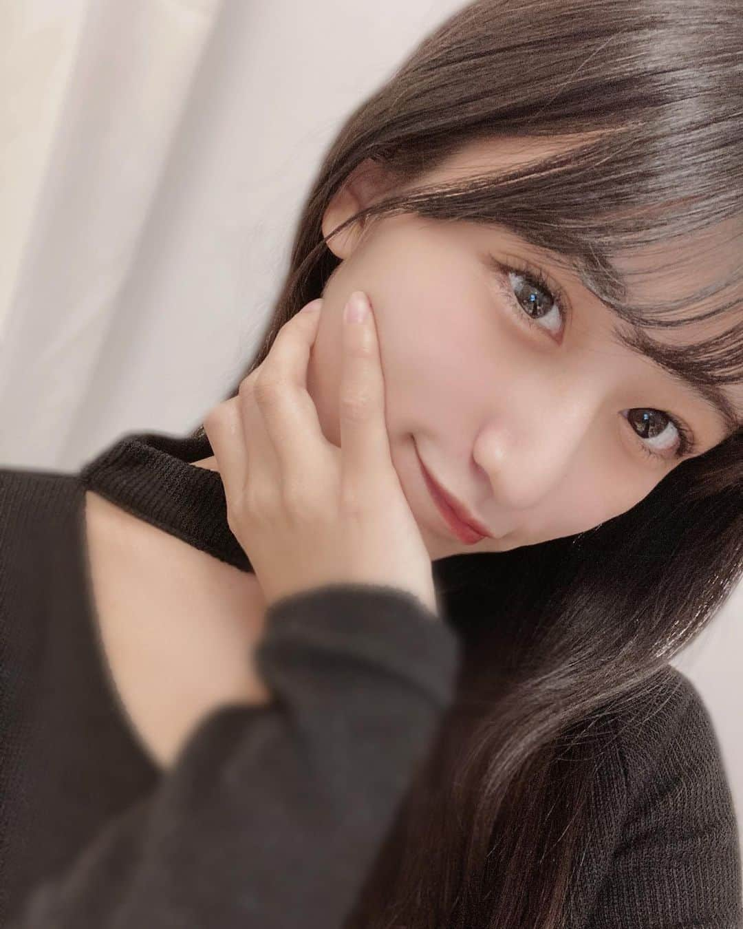 松本莉恋のインスタグラム：「． ． 𝐇𝐚𝐩𝐩𝐲 𝐍𝐞𝐰 𝐘𝐞𝐚𝐫 🐮💥  新年早々メイクが上手くいったので今年一年は顔がいい松本莉恋をお届け出来そうです🥱💥（）  2021年はおとなおしゃれさんになりたいです。 努めます。🥂  本年も何卒宜しくお願いします₍ᐢ.ˬ.ᐢ₎🤍」