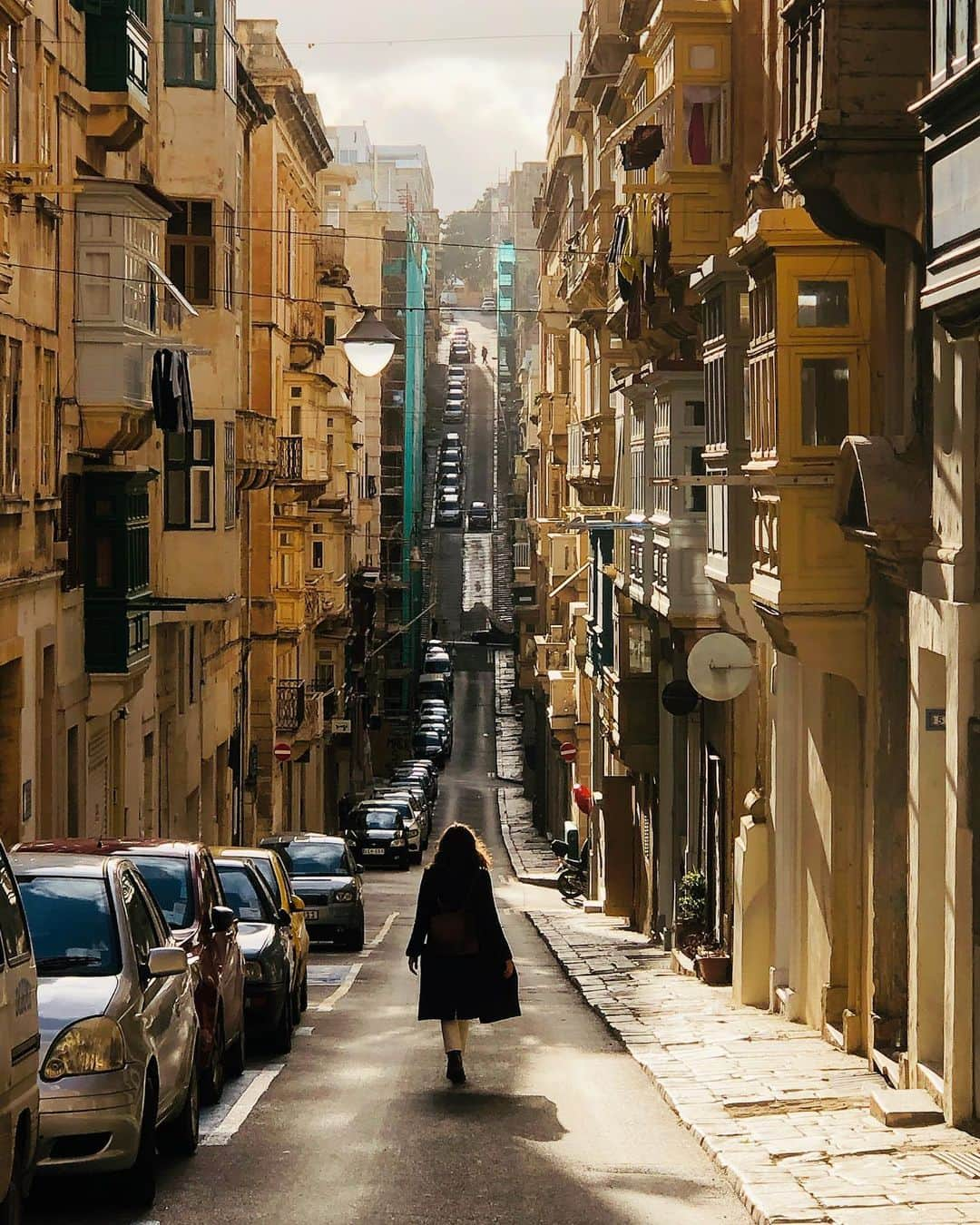 Mustafa Sevenのインスタグラム：「Yılın ilk gününde size biraz #Malta sokaklarını gezdireyim mi ? 10 fotograflık kısa bir özet :) #StJulian #Valetta #Sliema #Mdina #StoryOfEarth」