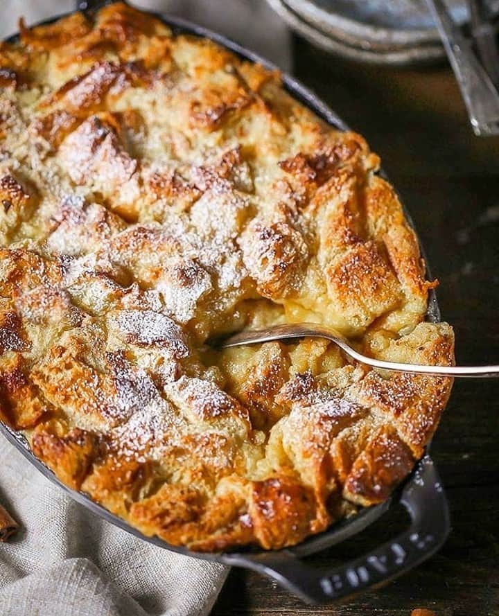 Staub USA（ストウブ）さんのインスタグラム写真 - (Staub USA（ストウブ）Instagram)「Forget dessert! Eat this cozy bread pudding from @whatshouldimakefor for breakfast. "It’s got eggs after all," Cathy says, and we think she makes a darn good point. Prepare yours, like she did, in one of our cast iron baking dishes to get the perfect combination of crispy edges to custardy center. Tap the link in our bio to get her recipe! #madeinStaub」1月2日 0時15分 - staub_usa