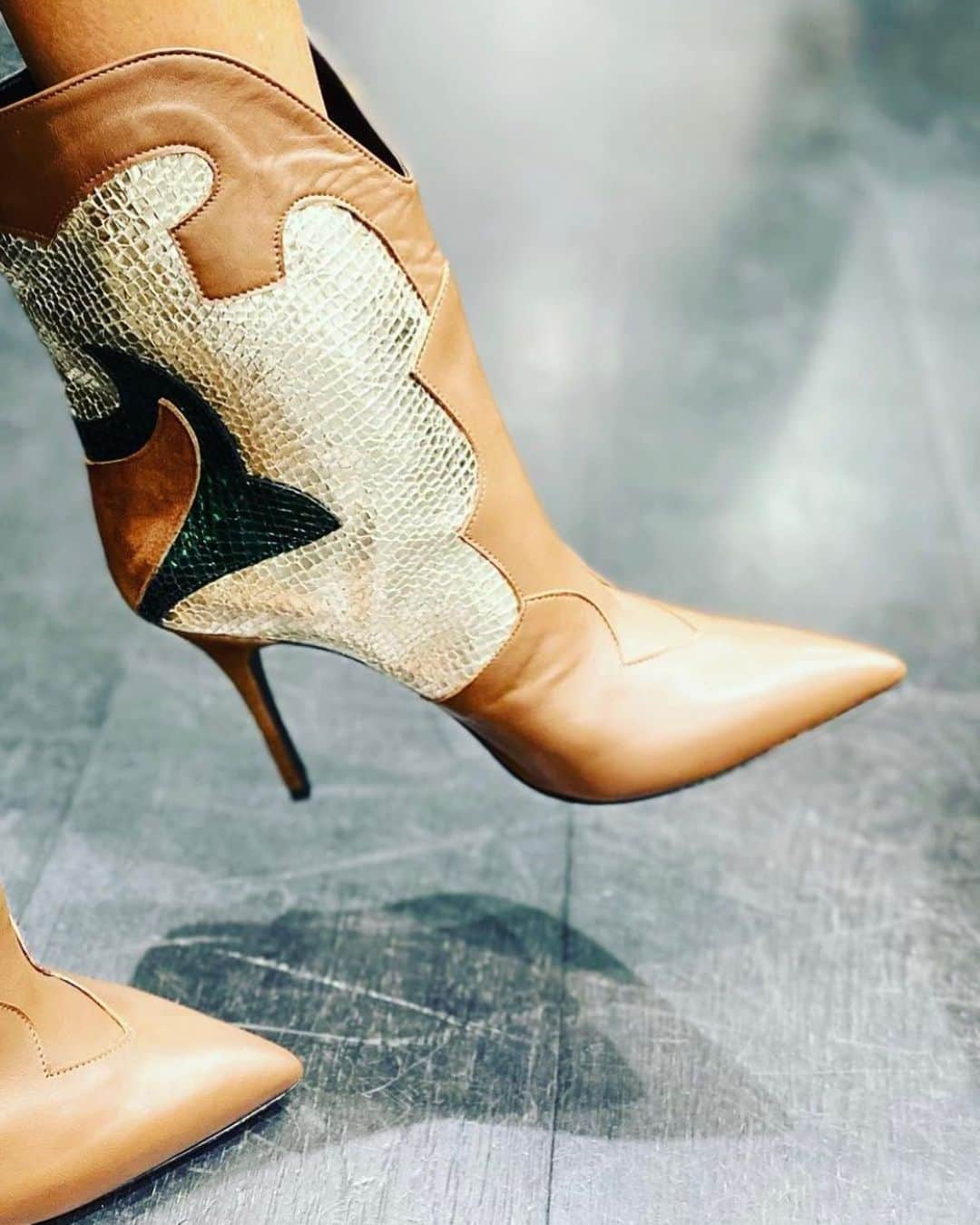 イズロさんのインスタグラム写真 - (イズロInstagram)「#islo #isabellalorusso #isabellalorussoshoes #shoes #heels #leather #printed #stampa #rettile  #shop #rivenditoreautorizzato #andreshoes #sassuolo #fashion #shoesaddict #style #moda #shopping #madeinitaly #staytuned #megan」1月2日 0時20分 - islo_isabellalorusso
