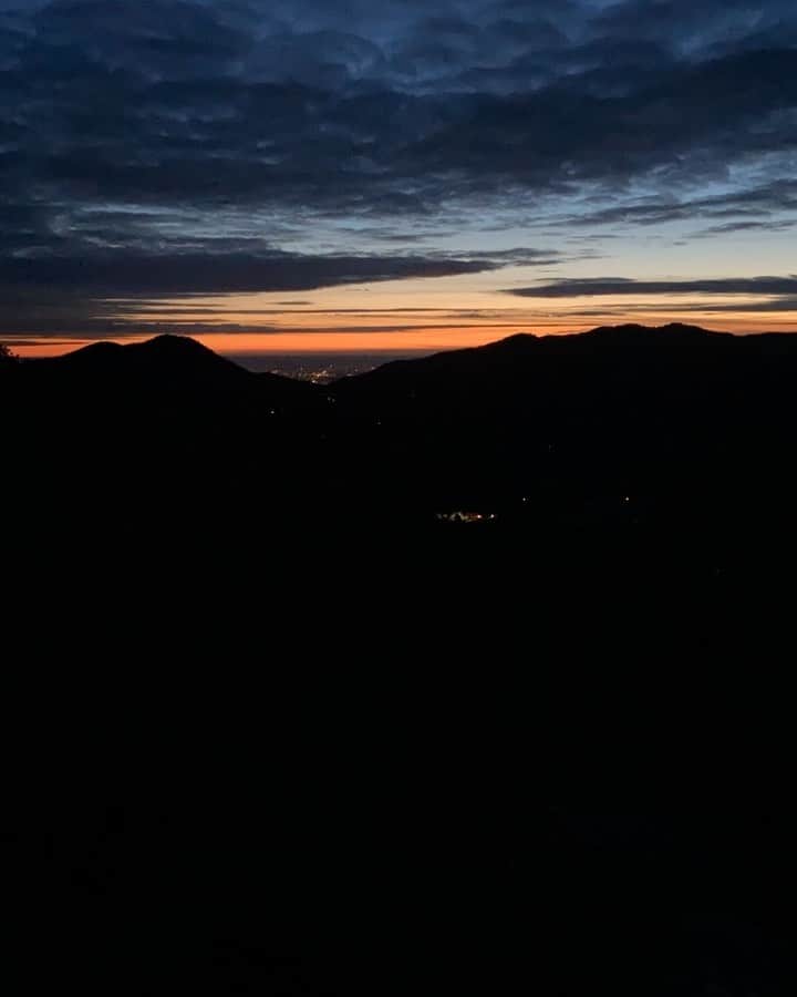 ポール・ロビンソンのインスタグラム：「Jan. 1, 2021 - thinking back on the last year, it feels great to watch the first sunrise of 2021. I am hopeful for what this year has in store for us. 2020 had so many ups and downs it felt like a never ending roller coaster. 🥂 to a new year. Let’s make the most of it. :)」