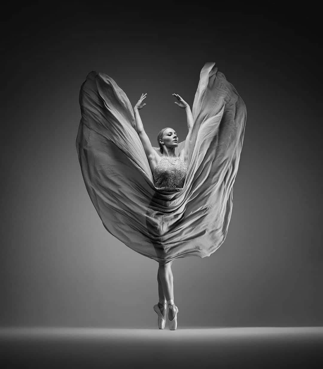 Ballet Is A WorldWide Languageさんのインスタグラム写真 - (Ballet Is A WorldWide LanguageInstagram)「Stunning. @michi_praher by @axl_brand 🖤  #michaelapraher #axelbrandphotography #worldwideballet 🤍✨🎊」1月2日 0時23分 - worldwideballet