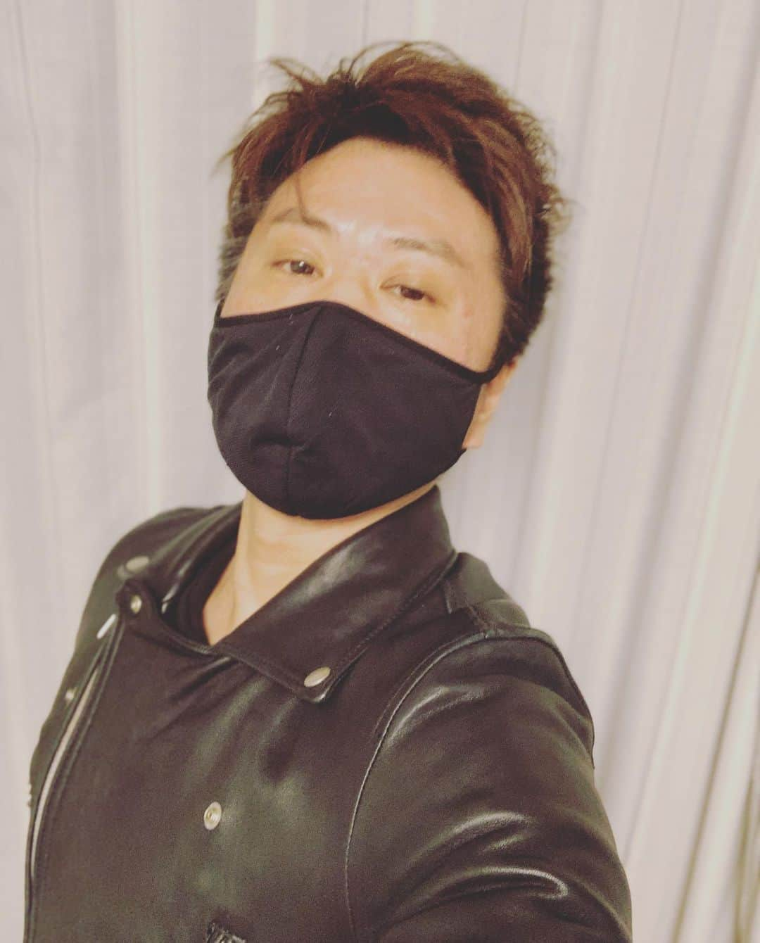 川谷修士さんのインスタグラム写真 - (川谷修士Instagram)「久しぶりに革ジャン着て漫才やったな。デビュー当時は平気でやってたけど。元日から漫才できたのはありがたいです。2021も何卒よろしくお願いします。 #2丁拳銃 #川谷修士 #丁度ええ #ライダースジャケット」1月2日 0時33分 - 2chokenju_shuji