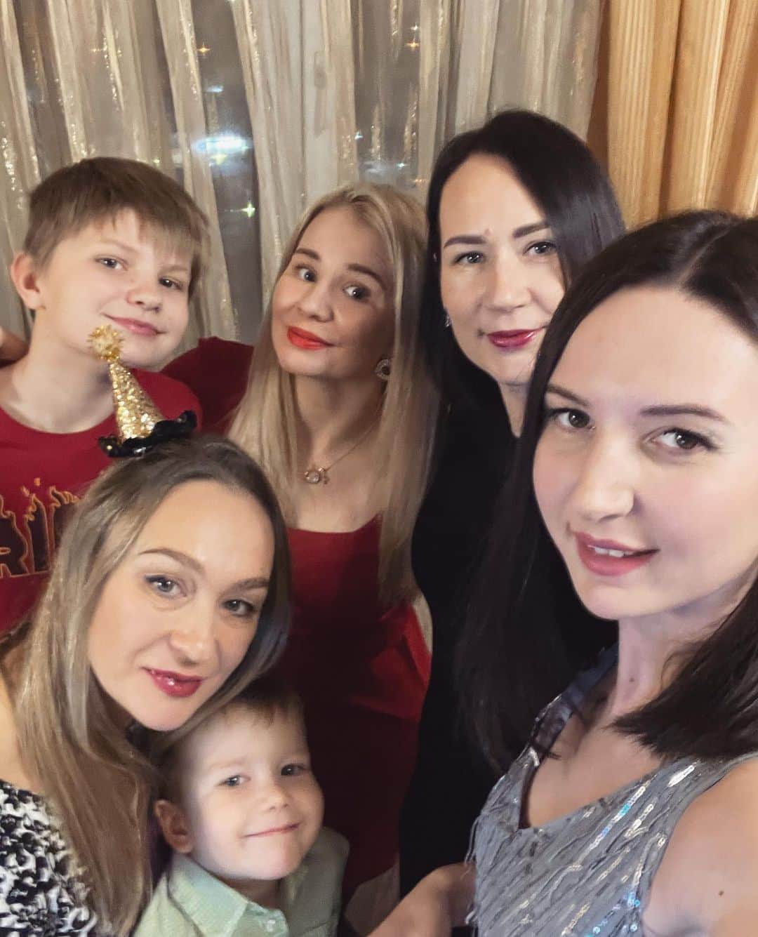 ヤナ・ノスコワのインスタグラム：「Компашка 🥳💜」