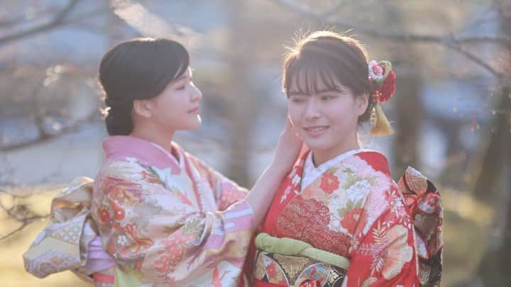 舘林佳史のインスタグラム：「柚ちゃん唯ちゃん姉妹成人式前撮り✨  ༚┈❁┈༚༝༝༚┈❁┈༚༝༝༚┈❁┈༚༝༝༚┈❁┈ ༚༝༝༚┈❁┈﻿  ﻿ 誰でも物語の主人公になれる﻿ ﻿ をキャッチコピーにドラマや映画﻿ 物語のワンシーンの様なDramaticStoryPhot﻿ と言う名前で活動作品作りをしています。﻿ ﻿ 大好評のドラマティックフォトのご依頼は﻿ このクオリティーで30000円〜(ほぼ諸経費)﻿ で受け賜わっています)^o^( ﻿ ﻿  お姫様になりたい👸物語の主人公になってみませんか^ ^⁉︎﻿ ﻿﻿ ﻿  モデル宣材撮影 コンポジ Book作り プロフィール撮影 ブライダルフォト記念撮影 衣装レンタル 成人式 着物 ドレスロケーションフォト スチール サロンモデル撮影 写真集等撮影のご依頼何でもお気軽にお問い合わせDM下さい✨📩 ﻿ ﻿ ༚┈❁┈༚༝༝༚┈❁┈༚༝༝༚┈❁┈༚༝༝༚┈❁┈ ༚༝༝༚┈❁┈ ﻿ ﻿#成人式#成人式前撮り#二十歳#着物#振袖 #ファッションモデル#CanonEOSR6 ﻿#canonr6 #ポートレート 宣材 #model#photo#カメラマン#ロケーションフォト#ロケ撮影#カメラマン#photographer#モデル募集#ポートレートモデル募集#スナップ撮影#ポートレートモデル#写真#カメラ﻿ #portrait #portrait_star #jj_allportraits #tv_soul #tv_people #phototag_peop﻿ le #rsa_portraits #portmood」