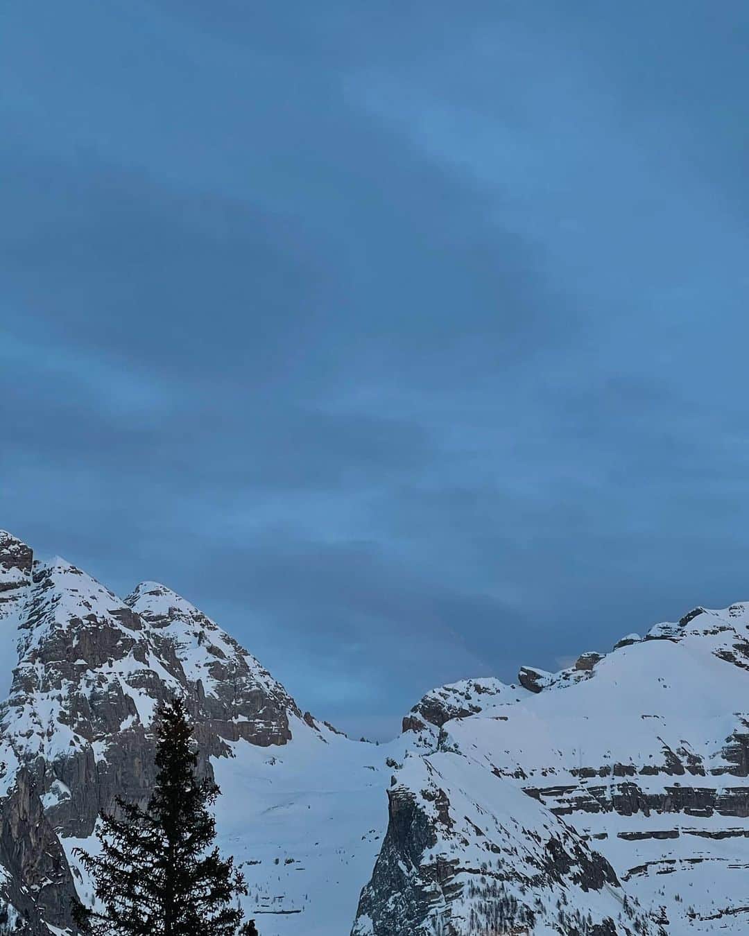 ベレン・ロドリゲスのインスタグラム：「La forza e la calma delle montagne」