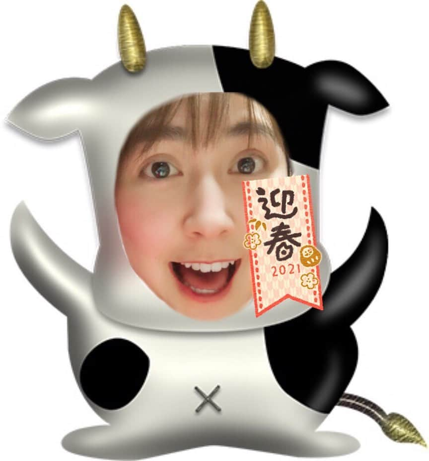 佐藤由季さんのインスタグラム写真 - (佐藤由季Instagram)「も〜ぅ…🐮 日付変わってしまいましたが😅🙏 2021年も宜しくお願いも牛あげます🐄笑 のんびりなお正月🎍久しぶりだなぁ🥰 #新年のご挨拶  #遅れてごめんなさい 🙇‍♀️ #ふざけてる 笑 #🐮 関係なく #🦀 #🐩 と戯れるお正月🎍 #このくらいゆるく生きたい 笑 #フリーアナウンサー  #佐藤由季  #今年の目標 は… #まだ決まっていません 笑 #早速ゆるい」1月2日 0時31分 - yukisato0710