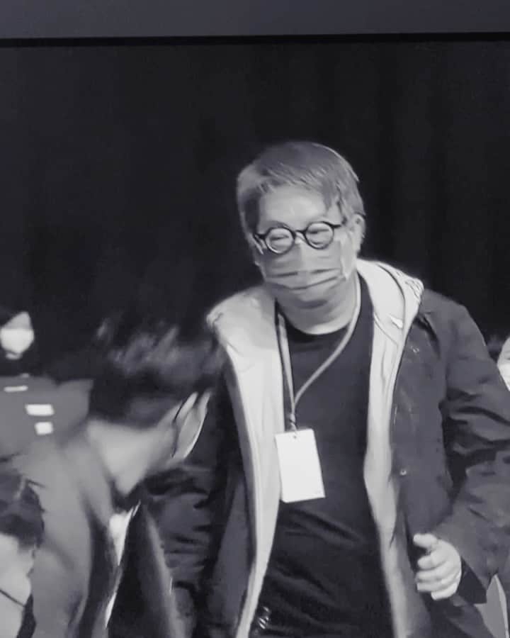 フィオナ・シットのインスタグラム：「@privatezoo the last video of the ❤️🥰day . Thank you for finding the best out of each of us , and believing that we can always be better , your persistency is a beautiful belief. And the food in your studio helps us sing well also 😂😂. CONGRATS for the 100th time」