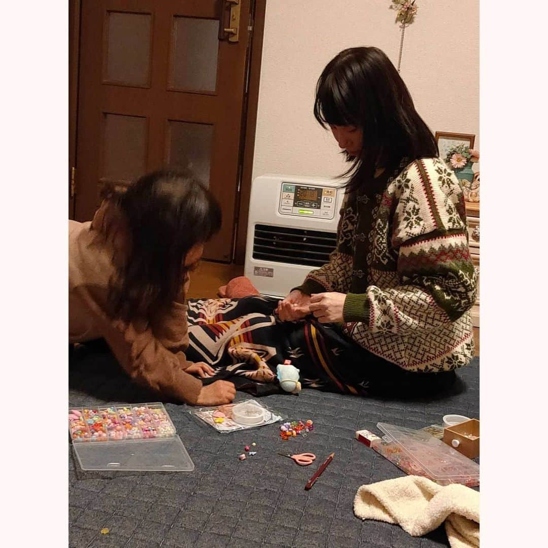 花澄さんのインスタグラム写真 - (花澄Instagram)「こやつに キス1年ぶん！されて ベロンベロンになりながら ブレスレットを作ってもらった。 (日本語がおかしい)」1月2日 0時43分 - textisan