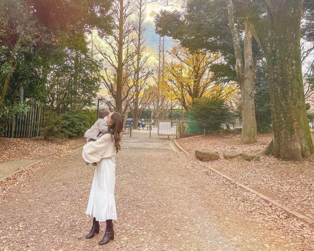 のインスタグラム：「新年明けましておめでとうございます🌅  2021年は歯科矯正も終わるし 新しい何かに通おうと思い立って ついに運転免許を取ることになりました☺️笑 免許取ったら少しお出かけの範囲も広がるかな〜 という期待を持ちつつがんばりたいと思います✌️🚗 ㅤㅤㅤ 今年も前原家をどうぞよろしくお願いします🐮🤎 あっ、ちなみに2枚目は 息子お気に入りのうさぎポーズです🐇笑 ㅤㅤㅤ #今年はテレビ観て泣くのやめたいと思ってたけど初日から泣いた笑」