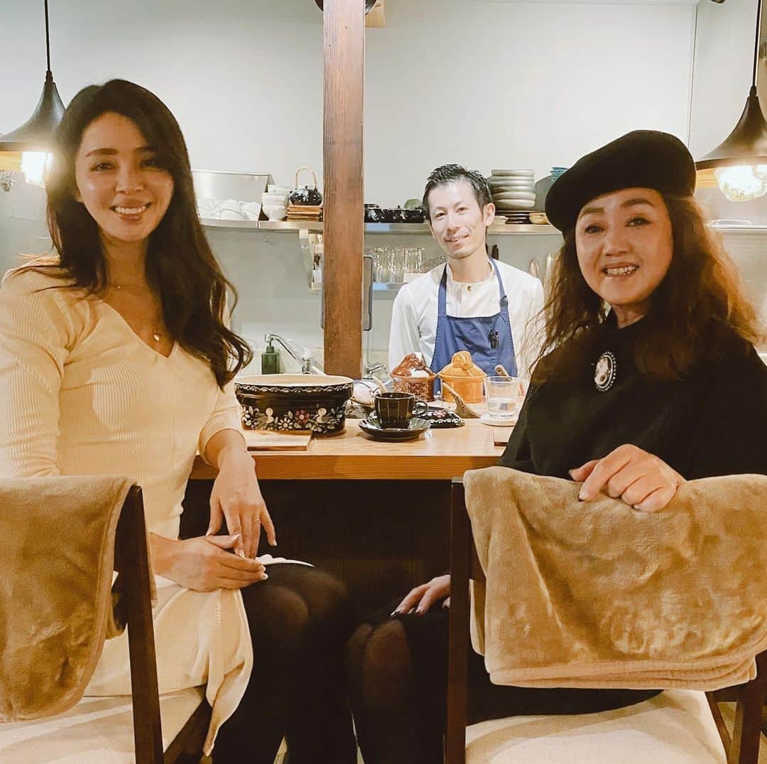 のインスタグラム：「明けましておめでとうございます🥂✨  今年の元旦は母と2人で素敵な ディナーで1年の幕開けをしたくて 前から行ってみたかった京都の 隠れ家的ジビエレストラン @bistro_chic を予約✨  ひとつひとつの料理をすごく 心を込めて丁寧に創ってらして 食器もお料理の盛り付け方も すごく素敵で最初から最後まで 感動しながらいただきました❤️  ひとつひとつのお皿にね 何人もの妖精がいた🧚‍♂️🧚‍♀️  オーナーさんの愛情がお店の 至る所に散りばめられてて いちいち素敵で 最後はお店の内装の話や 昔から集めてらした食器の お話で3人で盛り上がり 本当に良い時間だった☺️  こんな素敵なお店で 元旦のディナー出来たなんて 今年は縁起が良い✨  今年は月に一度は母を素敵な ディナーに連れて行けるよう 今年もがんばろう💪🏼✨✨  #新年明けましておめでとうございます  #京都ジビエ  #bistrochic  #京都グルメ」