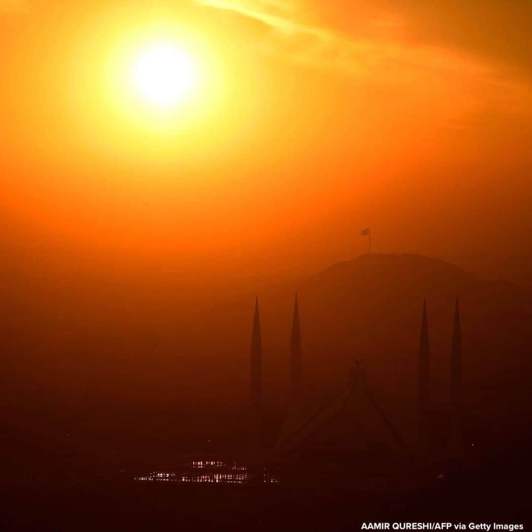 ABC Newsさんのインスタグラム写真 - (ABC NewsInstagram)「The last sunset of 2020 pictured over the grand Faisal Mosque in Islamabad, Pakistan.」1月2日 0時44分 - abcnews