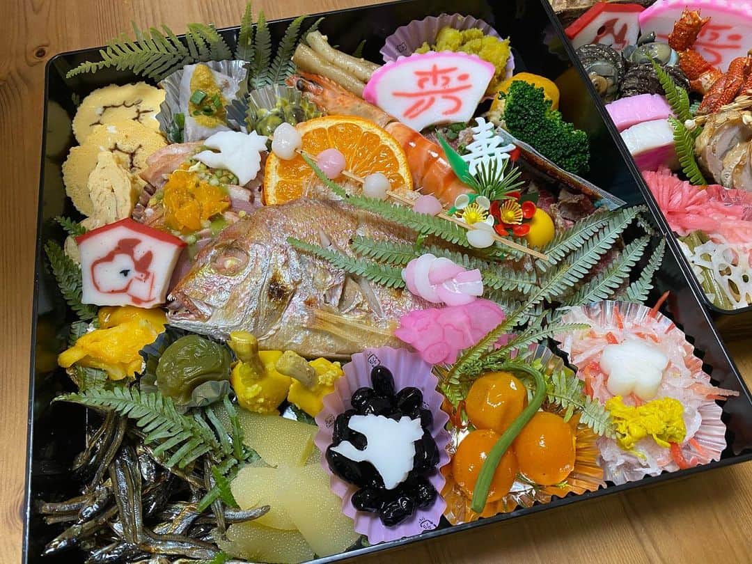 のインスタグラム：「御節料理、俄然買う派です😊✨  花椿さんの御節料理🎍✨  本当に細かい所まで全部手作り‼️  手仕事の極み‼️  もう味の芸術‼️  何もかもが絶品でした‼️  #玖珠町 #花椿」