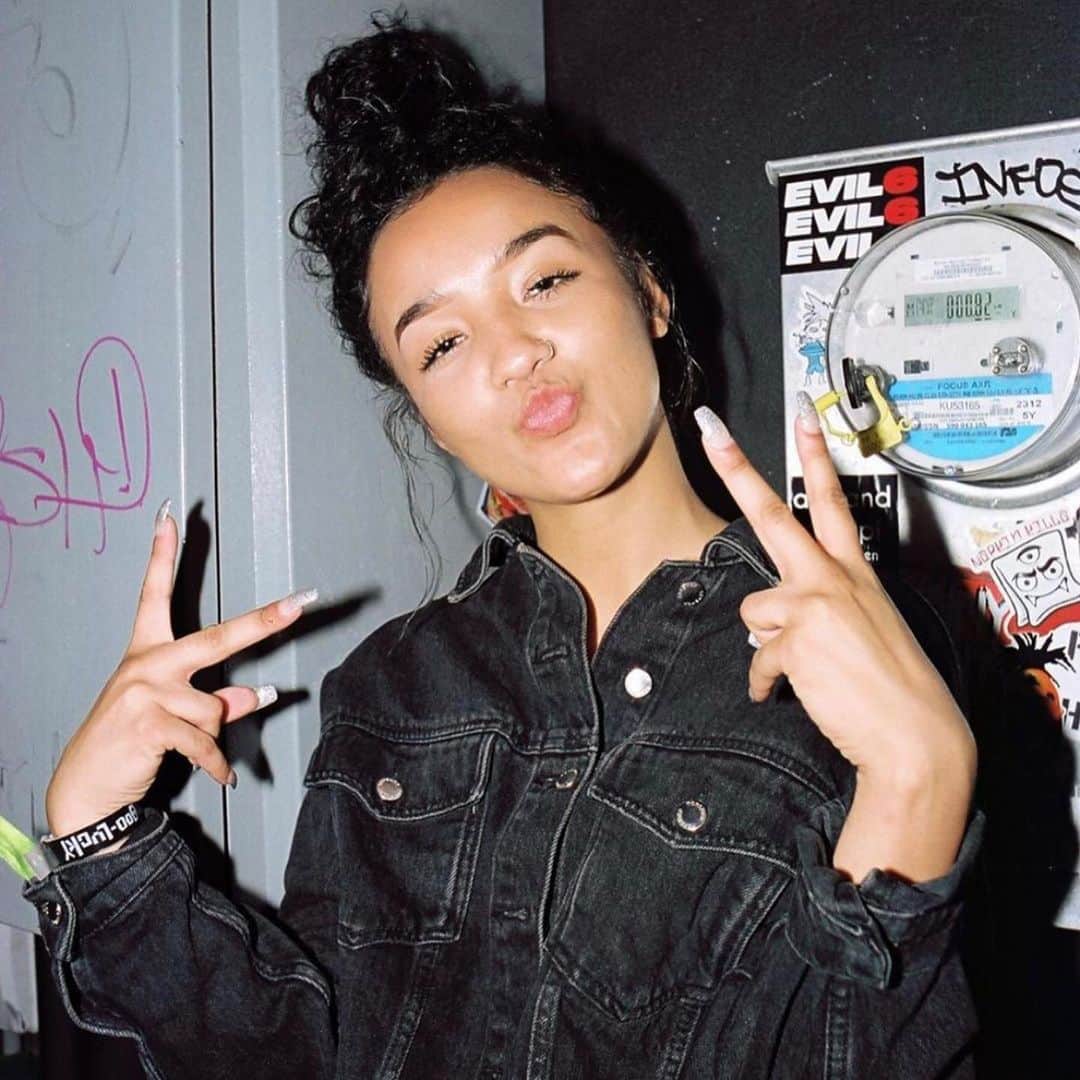 ケラーニさんのインスタグラム写真 - (ケラーニInstagram)「it’s been a year and it don’t even feel like it. Lex you really knew to let us all know 2020 was gunna be fuckin backwards when you left us on the very first day of that shit. throughout the year i’ve had moments of really learning and having to understand death and transition, and thru that i feel you everywhere. anytime i see a butterfly, an orb of light, or a sparkle in a strangers eye i know it’s you. sometimes you come in dreams, sometimes other people say they see you around... feel you around. thank you for visiting us still, thank you for guiding us, loving us. we wish we had gotten longer to love you. today, and every day fr but... today, bang lil Lex thru your speakers. loud as hell. light a candle and tell her you love her. pray for her family, all of her loved ones. Lex we gon lift you up FOREVER! a hurt we won’t ever forget, an angel we won’t let go forgotten. 🤍🦋🦋🦋 #LLL #LongLiveLex my lil fuckin sis 4L.」1月2日 0時49分 - kehlani