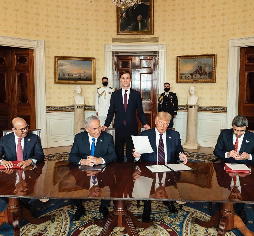 イヴァンカ・トランプのインスタグラム：「May peace in the world continue to flourish in 2021! 🇺🇸🇮🇱🇦🇪🇧🇭🇸🇩🇲🇦🕊  [📷: Behind the Scenes/ Abraham Accords]」