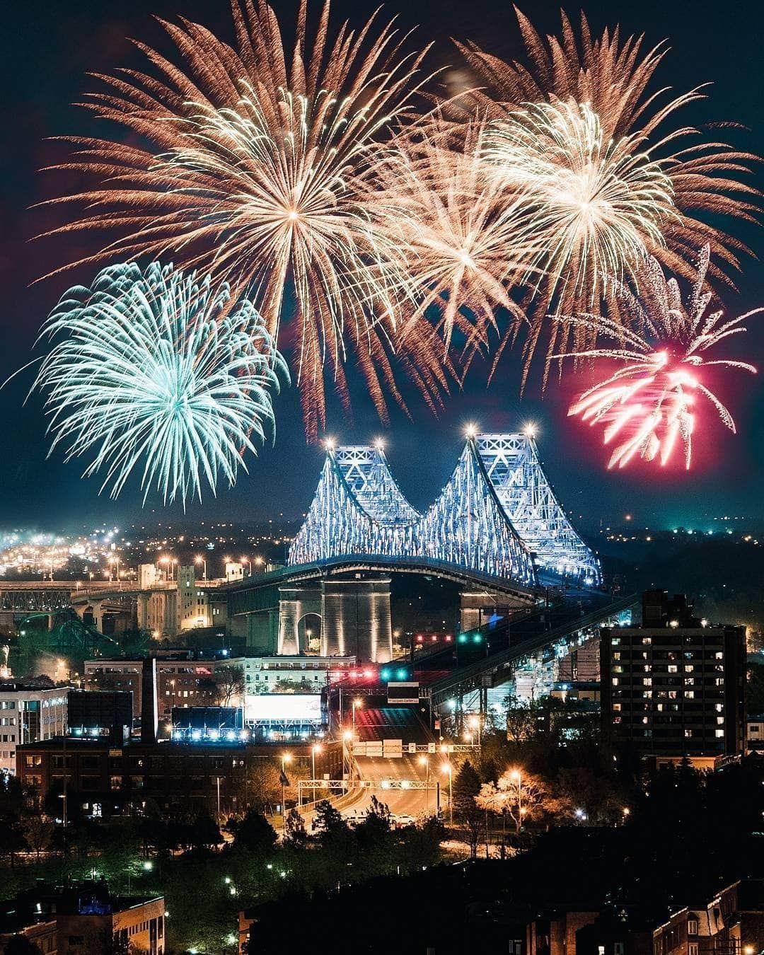 Explore Canadaのインスタグラム：「Happy New Year to all our friends and fellow glowing hearts! ✨⁠ .⁠ We hope to welcome you to our incredible destinations across Canada when it’s safe to travel again. Which spots are on your wish list? #ExploreCanada #CanadaNice⁠ ⁠ *Know before you go! Check the most up-to-date travel restrictions and border closures before planning your trip and if you're travelling in Canada, download the COVID Alert app to your mobile device.*⁠ ⁠ 📷: @simonlachapelle⁠ 📍: @montreal, @tourismequebec ⁠ ⁠ #MTLmoments #BonjourQuebec⁠」