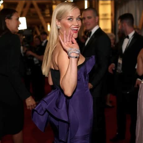 リース・ウィザースプーンのインスタグラム：「Byeee 2020 👋🏼 don’t let the door hit you on the way out.」