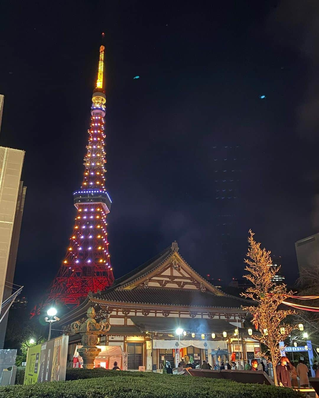 AIさんのインスタグラム写真 - (AIInstagram)「新年明けましておめでとうございます🎍✨ ＊ ＊ 昨年は当たり前のことが当たり前に出来ない我慢の１年でしたが、今年は皆さんに笑顔の溢れる素敵な１年になりますように…☺️ ・ 今年もマイペース投稿ですが、よろしくお願いします❤️ ・ ・ ・ #新年 #2021年 #丑年 #新年のご挨拶 #東京タワー #ハローキティ #東京タワーが好き #東京タワー派 #東京タワー夜景 #東京タワーフェチ #初詣 #増上寺 #東京タワーが見えるお寺」1月2日 0時56分 - ai.0909.ai