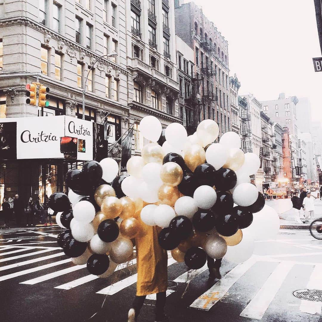 Helena Glazer Hodneのインスタグラム：「2021✨A quick moment to tell this community how grateful I am for it. While 2020 was my most difficult year to date (and I know, for many of you as well), you all made it better - truly! ❤️As cheesy as that sounds. With your stories, your messages of struggle and hope and what got you through some of the darkest and wildest days. From the bottom of my heart, thank you. While social media can be a toxic place, if used in the right way, it can be incredible.  I'm hopeful for 2021 and to take what challenged us in 2020 and to learn from it, to grow from it and to become an even better human because of it.   Happy New year! 🤍✨🤍✨🤍」